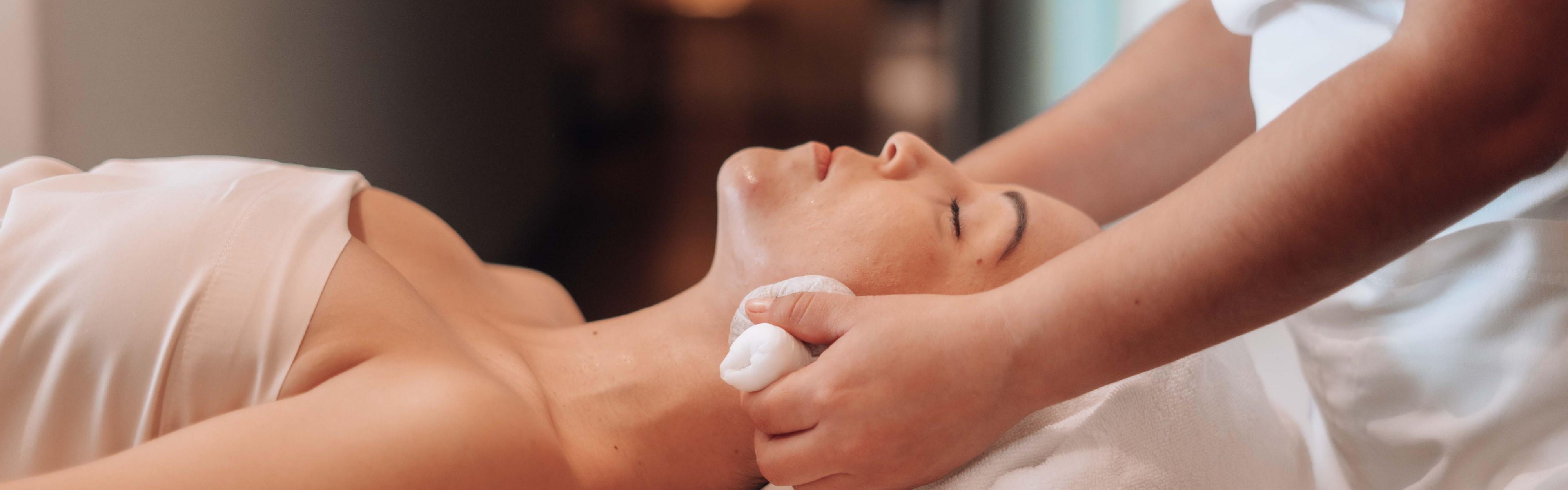 Invitado recibiendo masaje en Espíritu Spa
