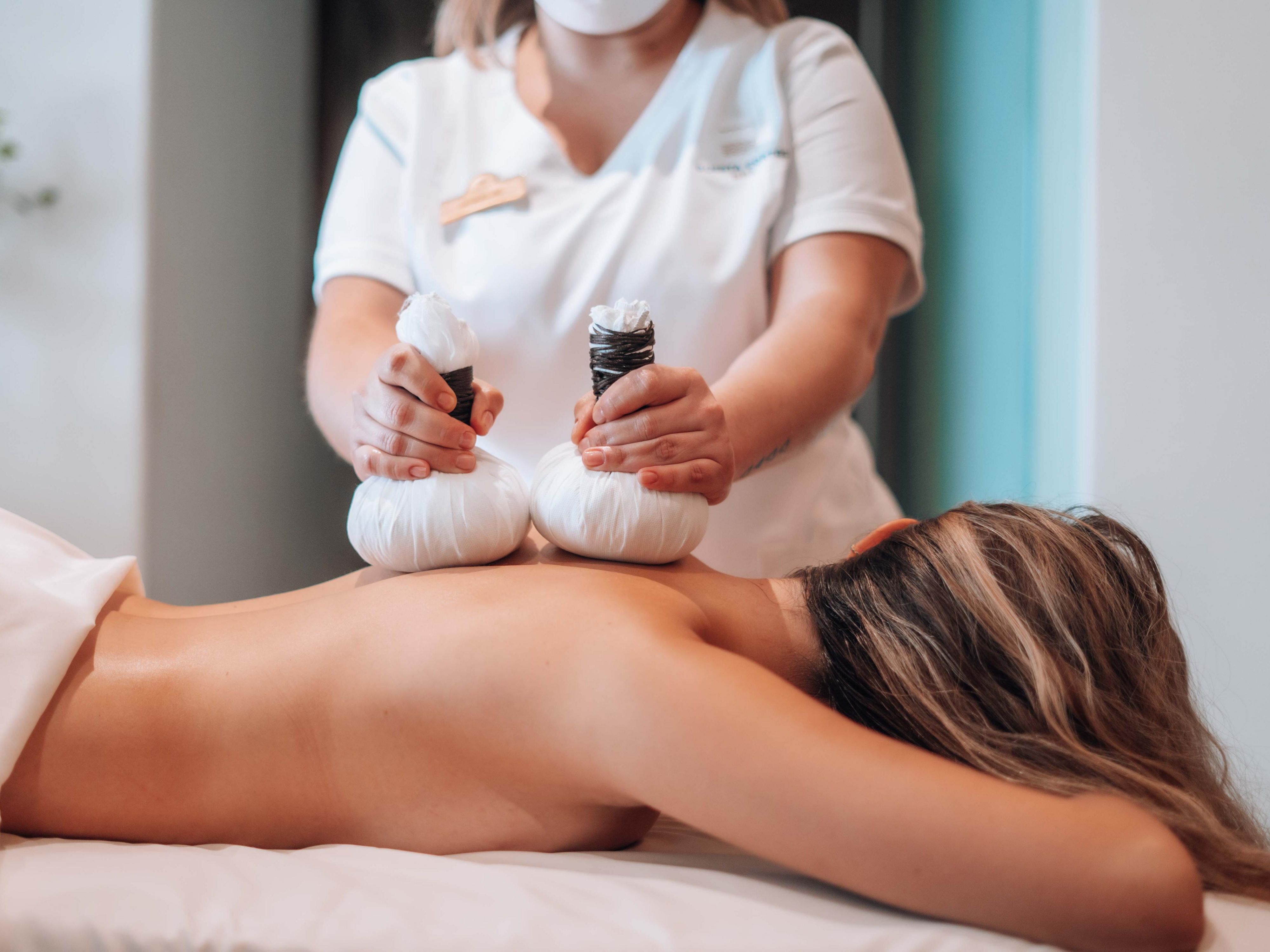 Mujer recibiendo un masaje en la espalda