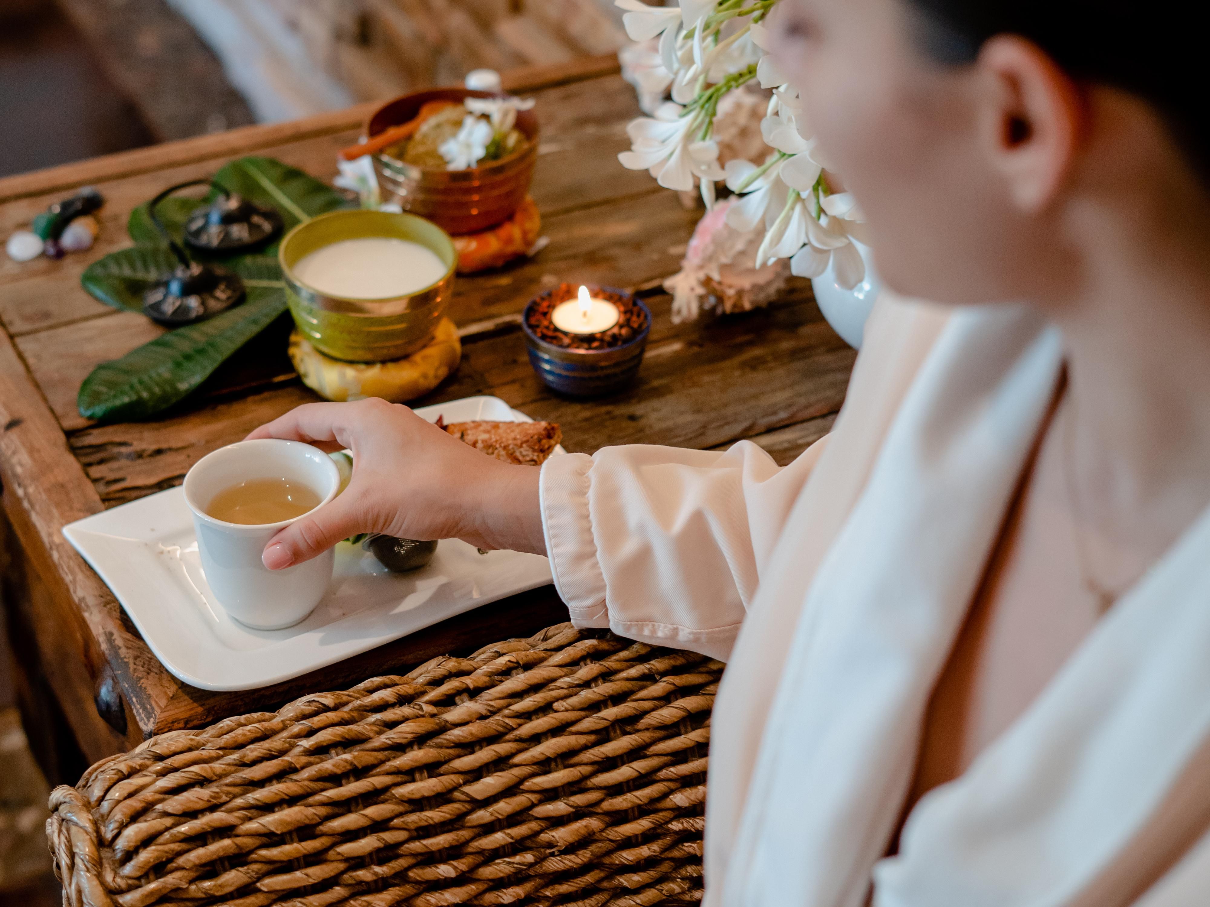 Mujer tomando té en bata