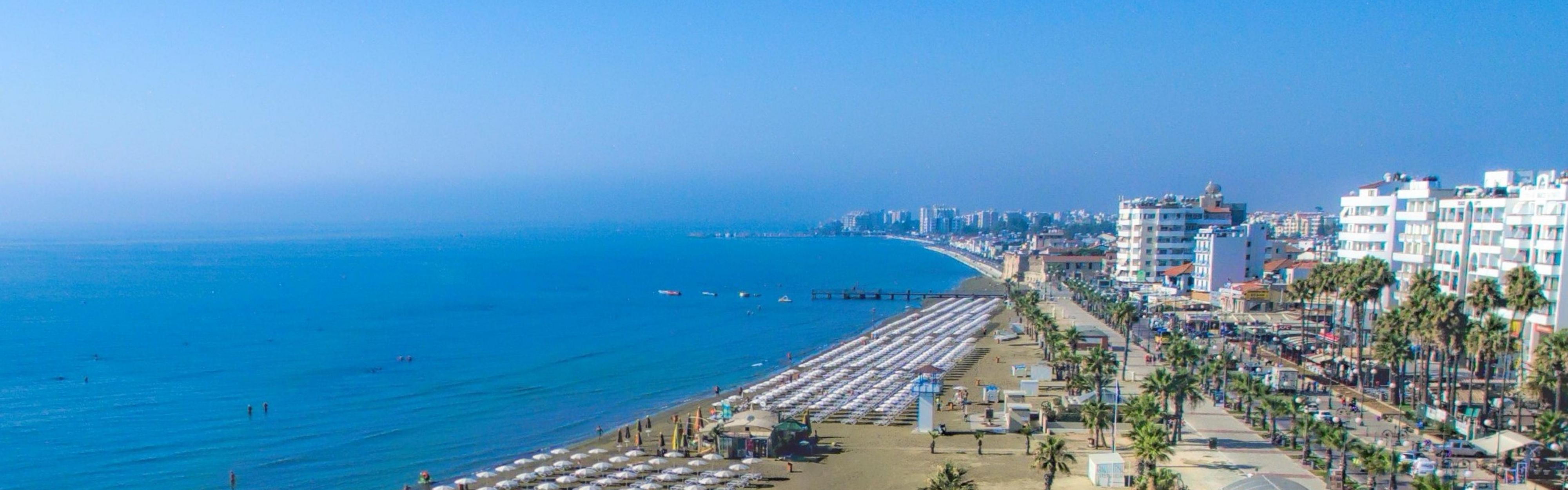 Genießen Sie den Strand von Finkoodes und die von Palmen gesäumte Promenade 