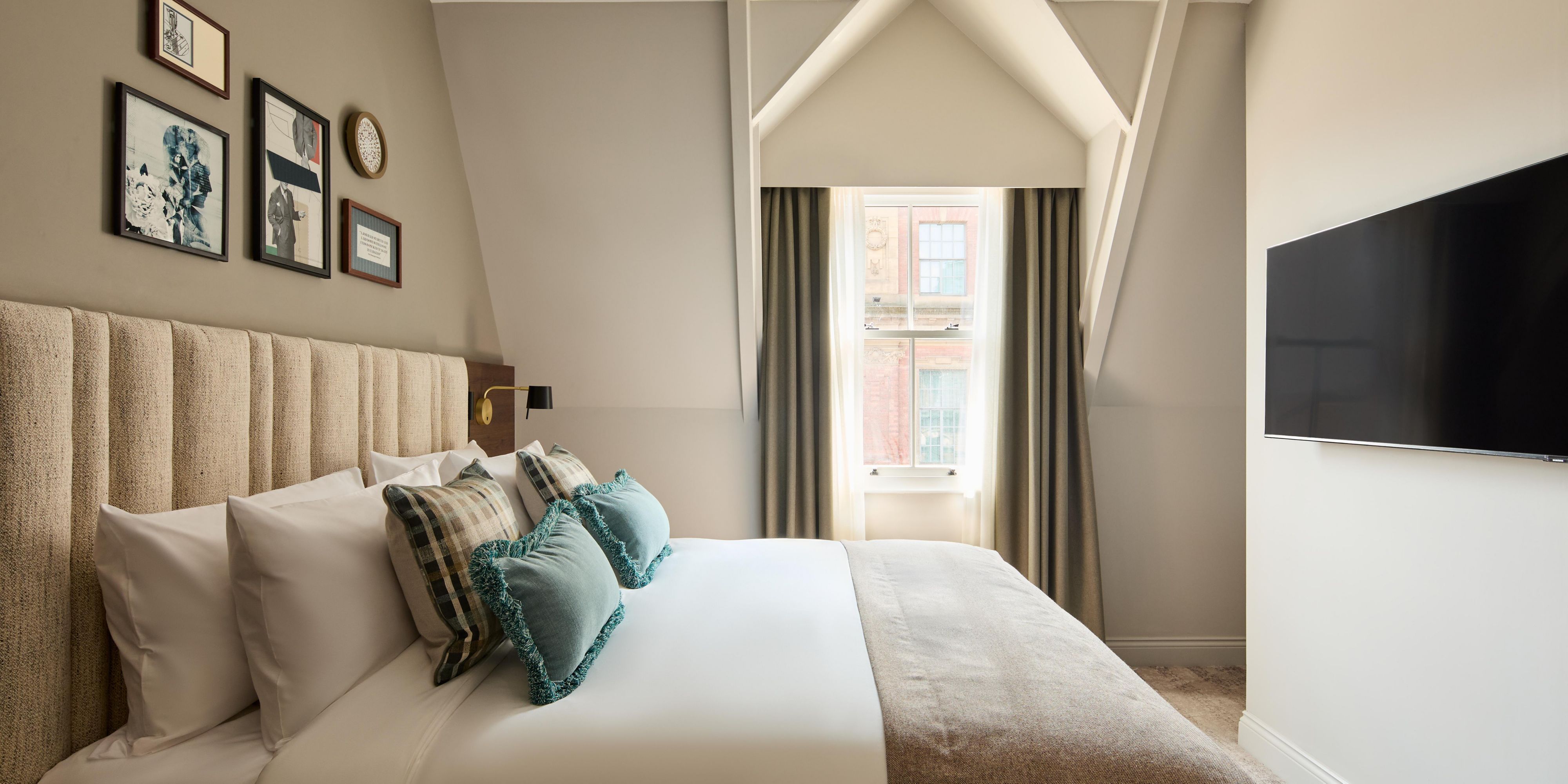 1 Bedroom Suite with Freestanding bath