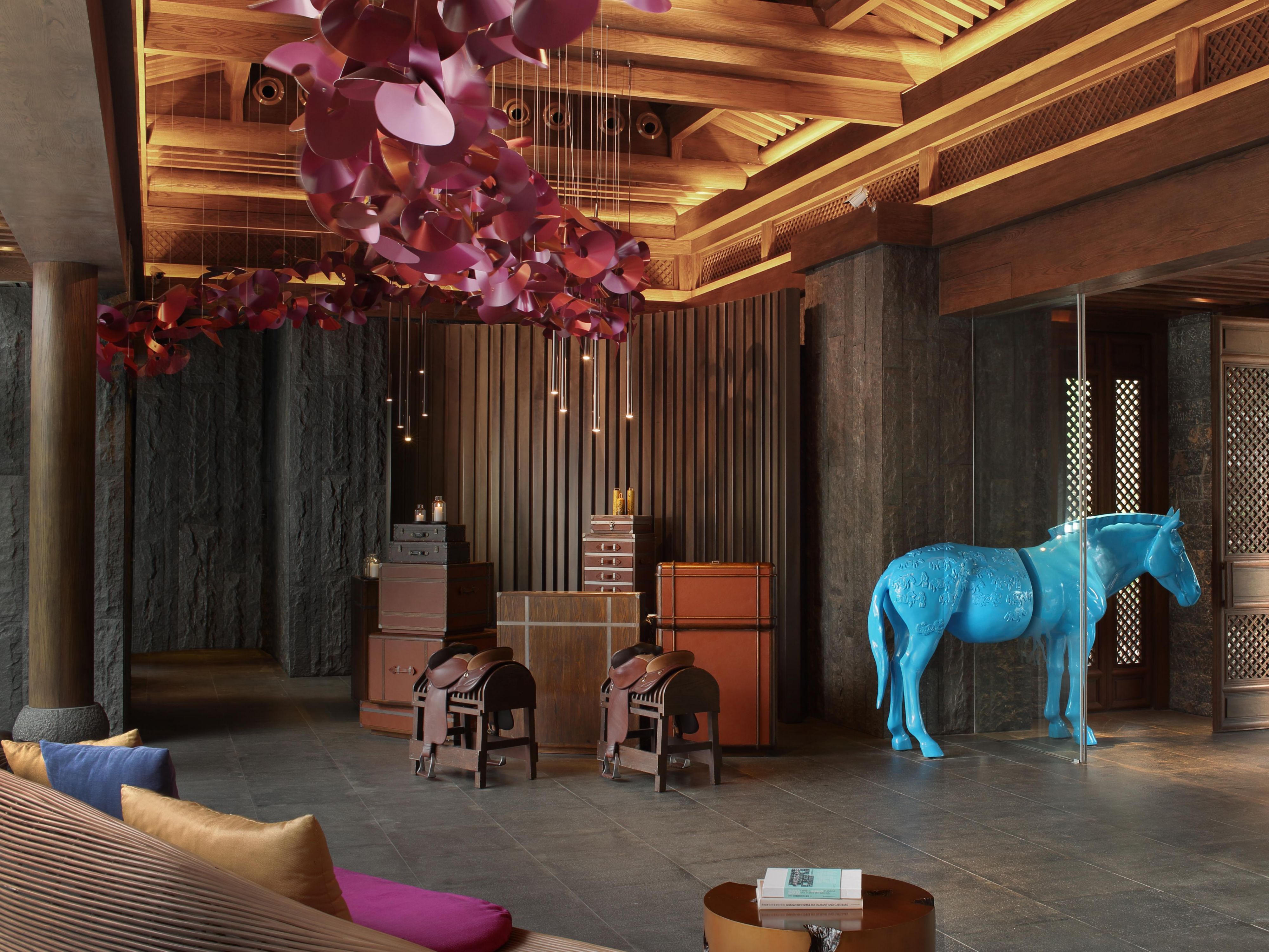 The hotel's design is deeply infused with the culture of the ancient Tea Horse Road. Details ranging from saddle-inspired decor in the lobby to caravan trunk elements in the guestrooms narrate the legendary stories of the horse caravans, offering guests an immersive historical and cultural journey.