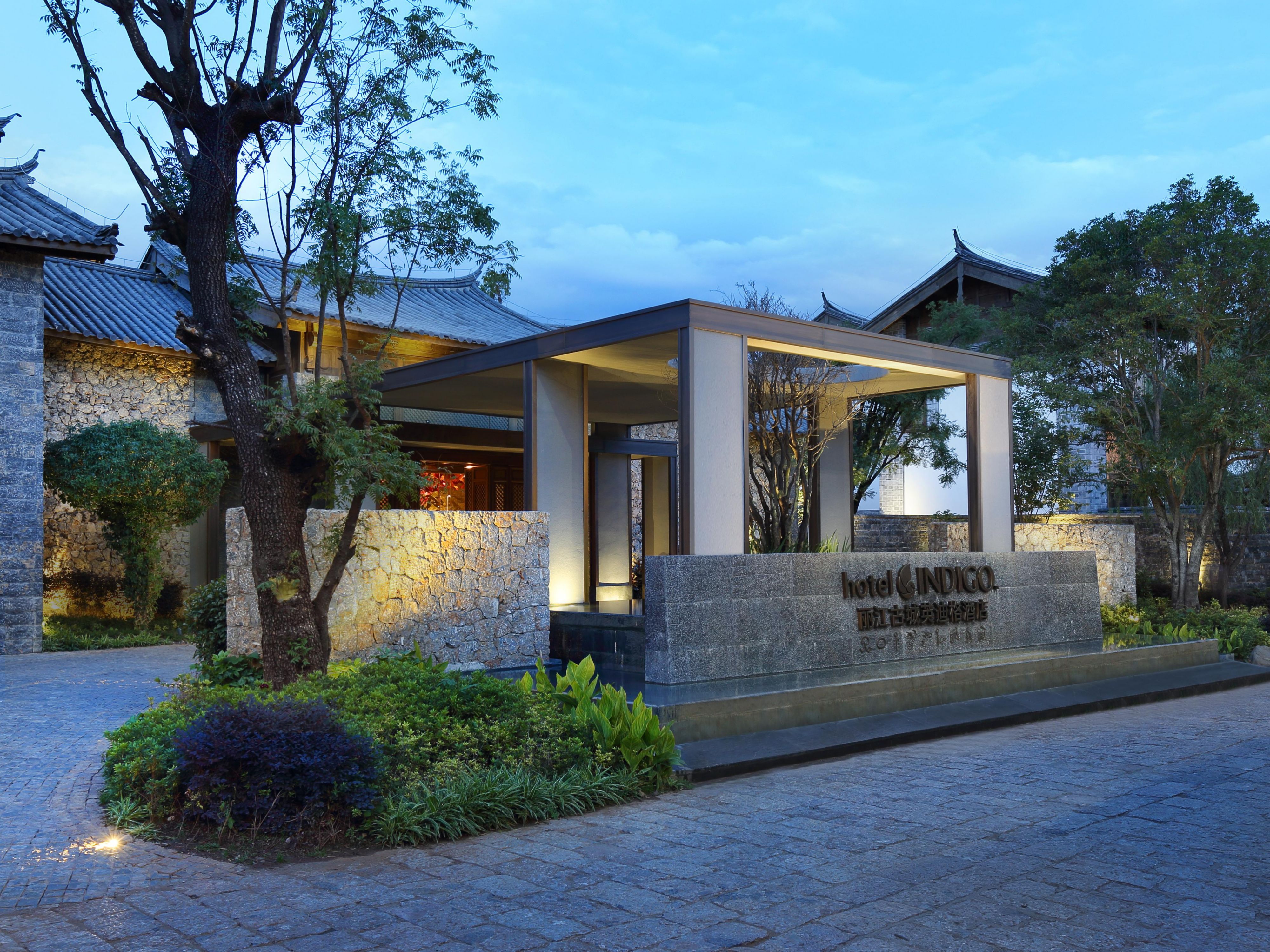 Located at the southern gate of Lijiang's Dayan Old Town, the Hotel Indigo Lijiang Ancient Town stands at the historic gateway where trading caravans entered the ancient town along the 800-year-old Yunnan-Sichuan-Tibet Ancient Tea-Horse Road.