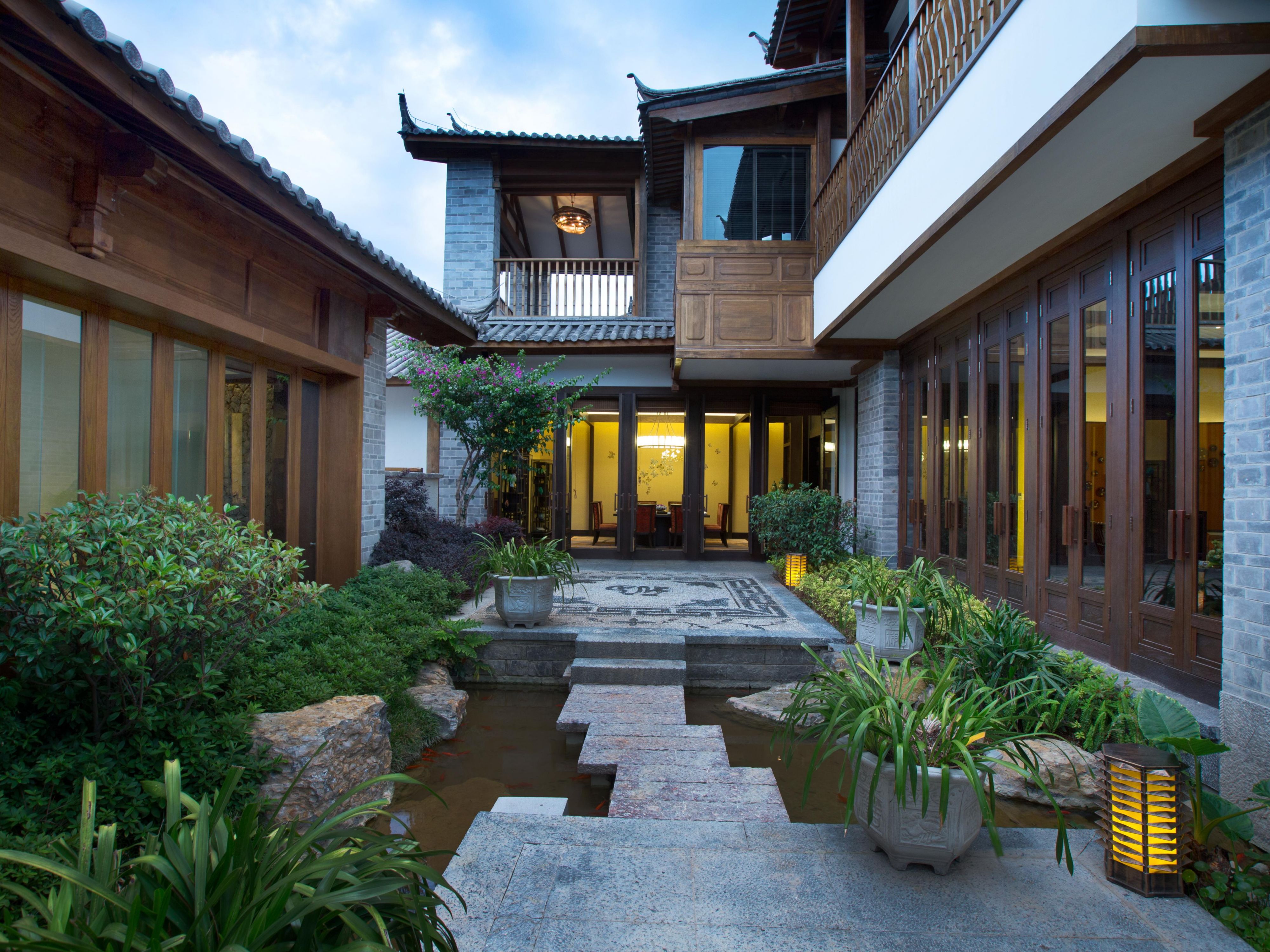 The presidential suite is usually the owner's room, which houses gifts brought by friends from all over the world. There are silk from Yunnan in the reception hall, and the ground floor is stacked with handmade carpets brought from Xizang. The inspiration for the furniture in the suite bedroom comes from the camp of the caravan.