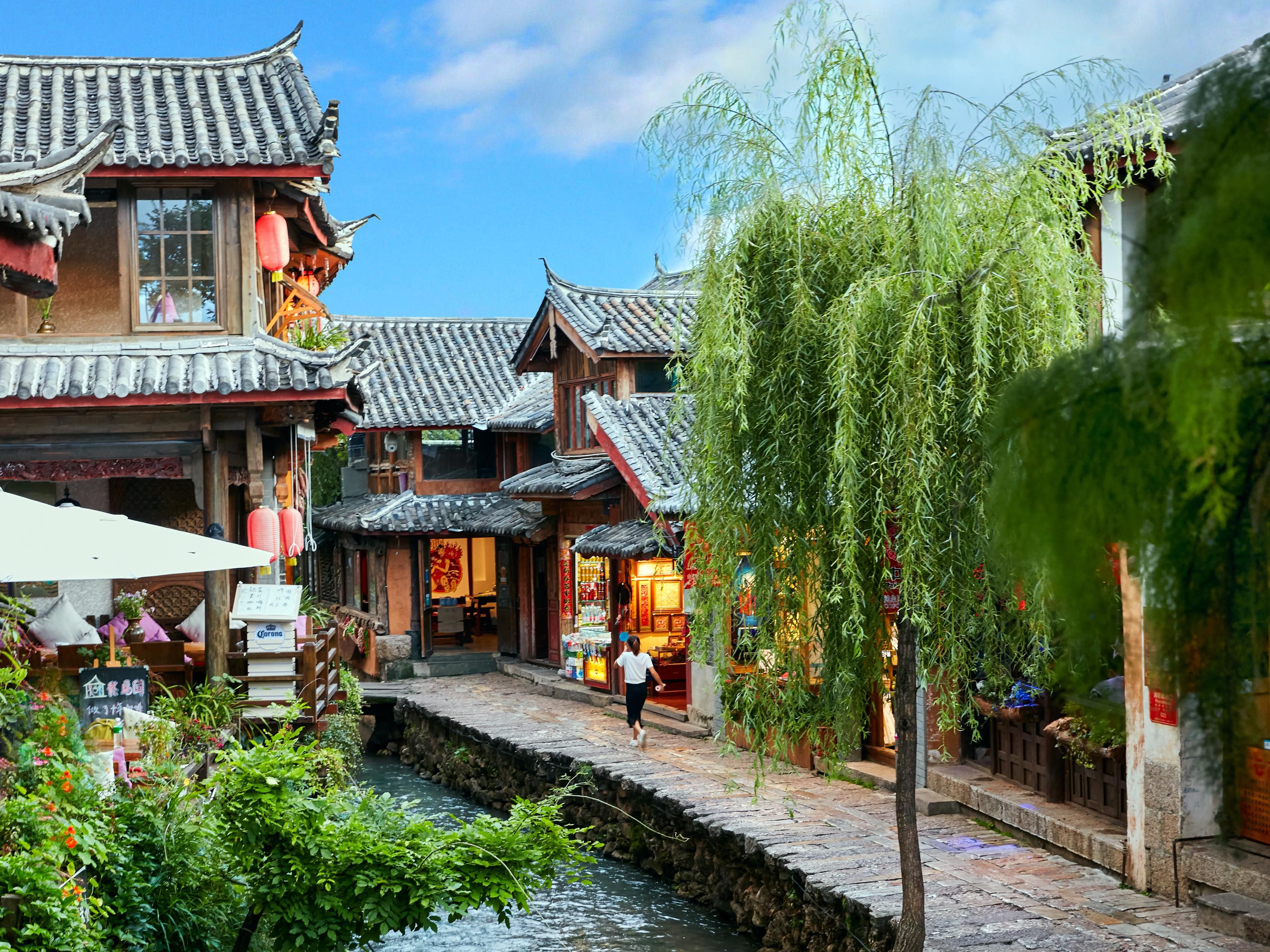 Immerse yourself in hands-on cultural workshops, embark on our guided "Neighbourhood Discovery" to explore hidden spots in and around our hotel, where the narrative of the horse caravans quietly unfolds. Connect with the adventurous spirit of the Tea Horse Road and discover the profound cultural charm of Lijiang throughout your stay.