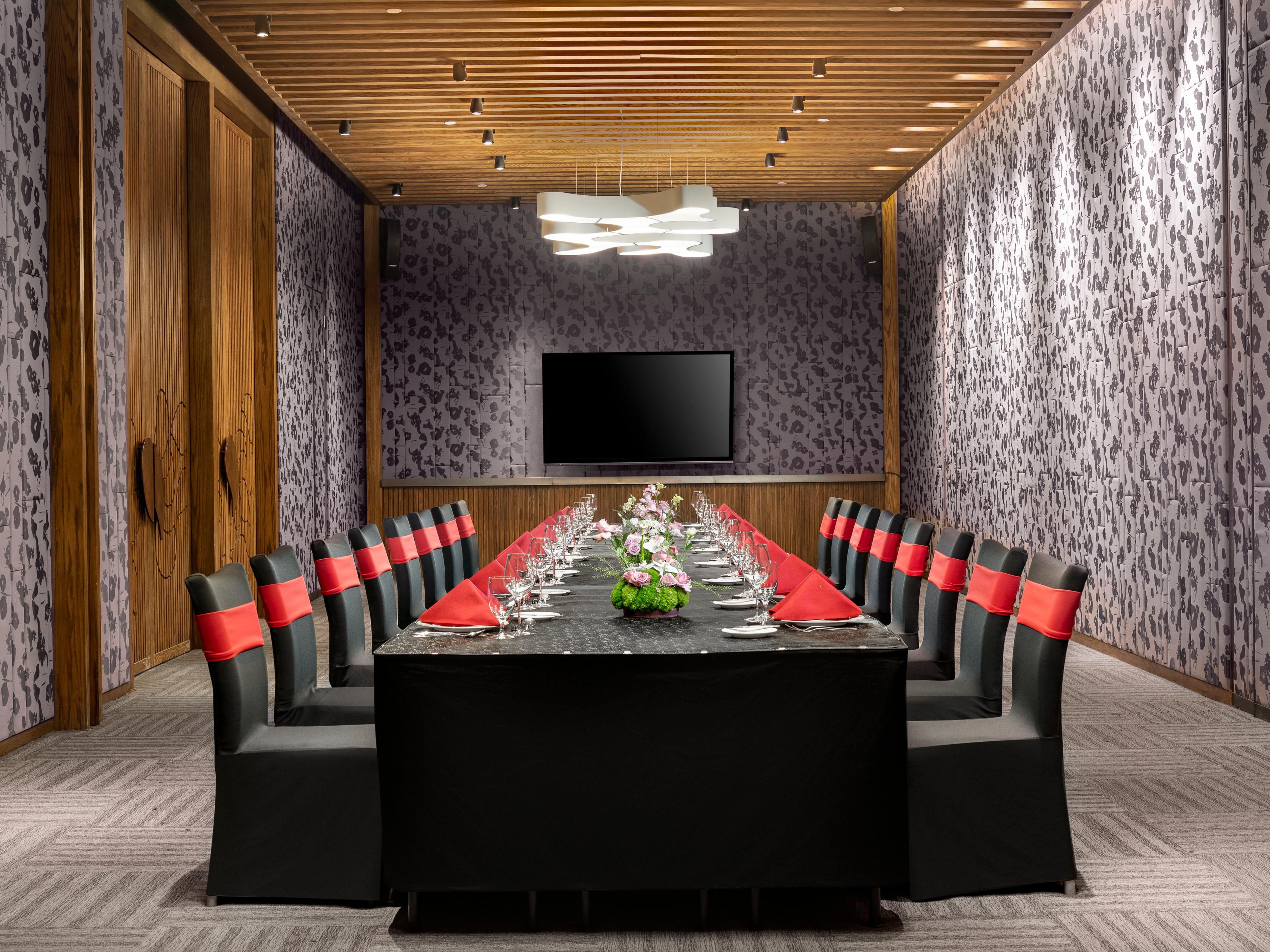 The hotel has 100 square meters of multi-functional conference rooms which can be flexibly divided into two small meeting rooms. The conference room can be set up as flexible as possible for holding seminars or product launches. In addition, Cha-t has private rooms which are a great option for small-sized business meetings.