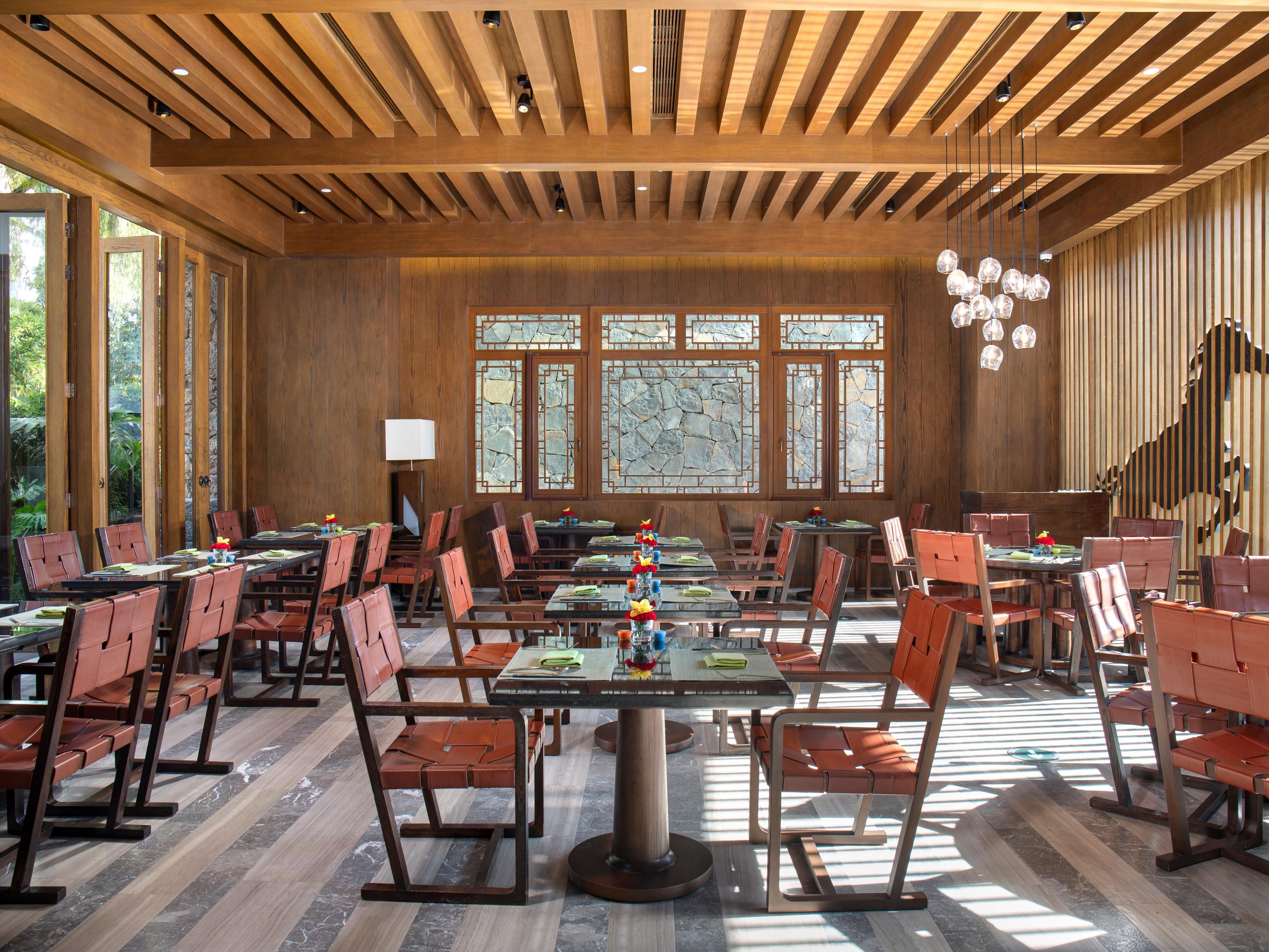 The hotel's restaurant, led by local chef, offers refined Naxi cuisine and Yunnan specialties. Guests can savor authentic local flavors in an environment rich with ethnic character.