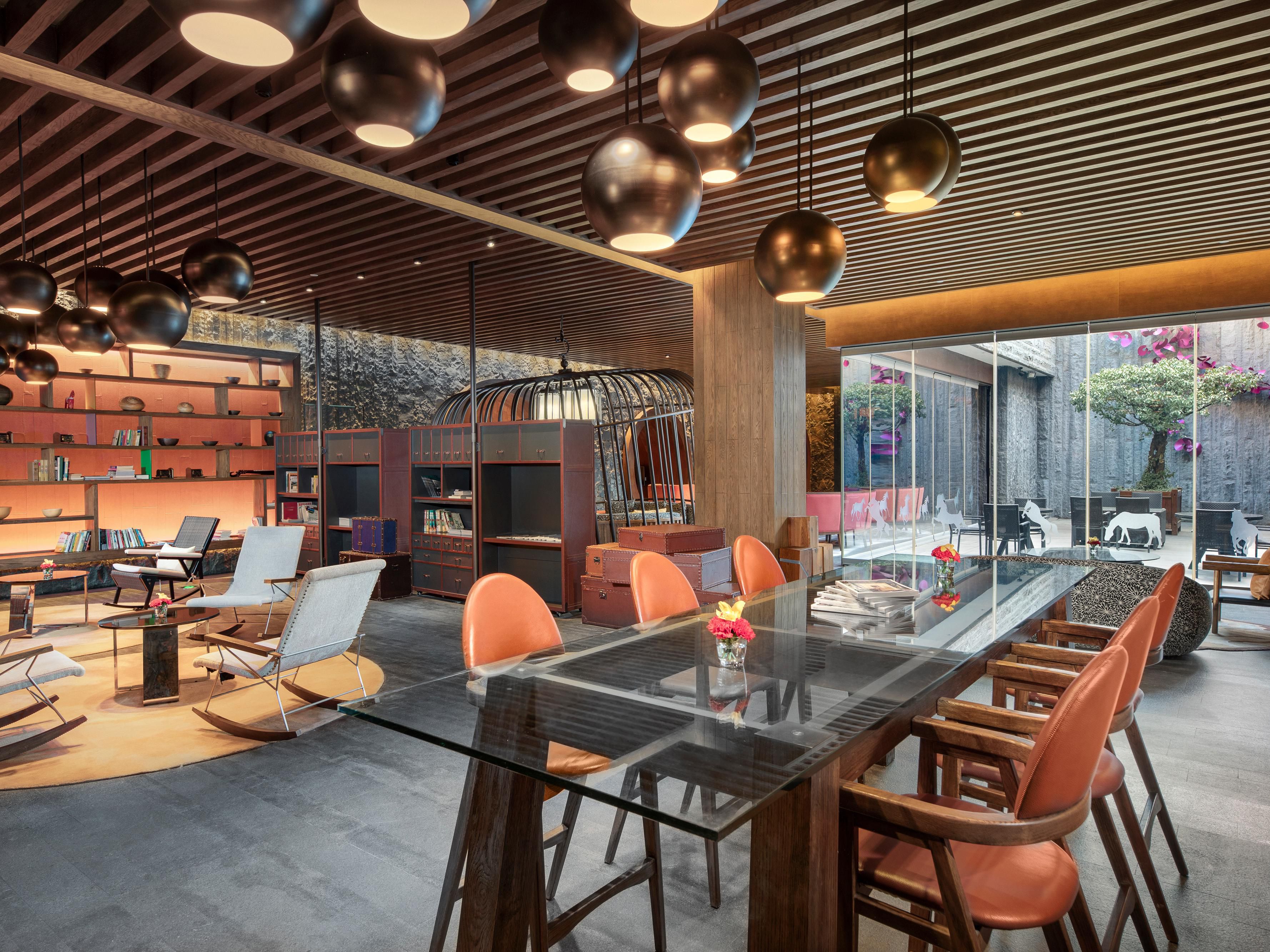 Our meeting facilities break from convention, featuring dynamic and adaptable spaces. Designed with the aesthetic of a caravan and equipped with modern smart technology, they can be easily configured for variIn this pleasant meeting and gathering place, chat with friends, slow down, and enjoy the relaxation and joy of the journey.
