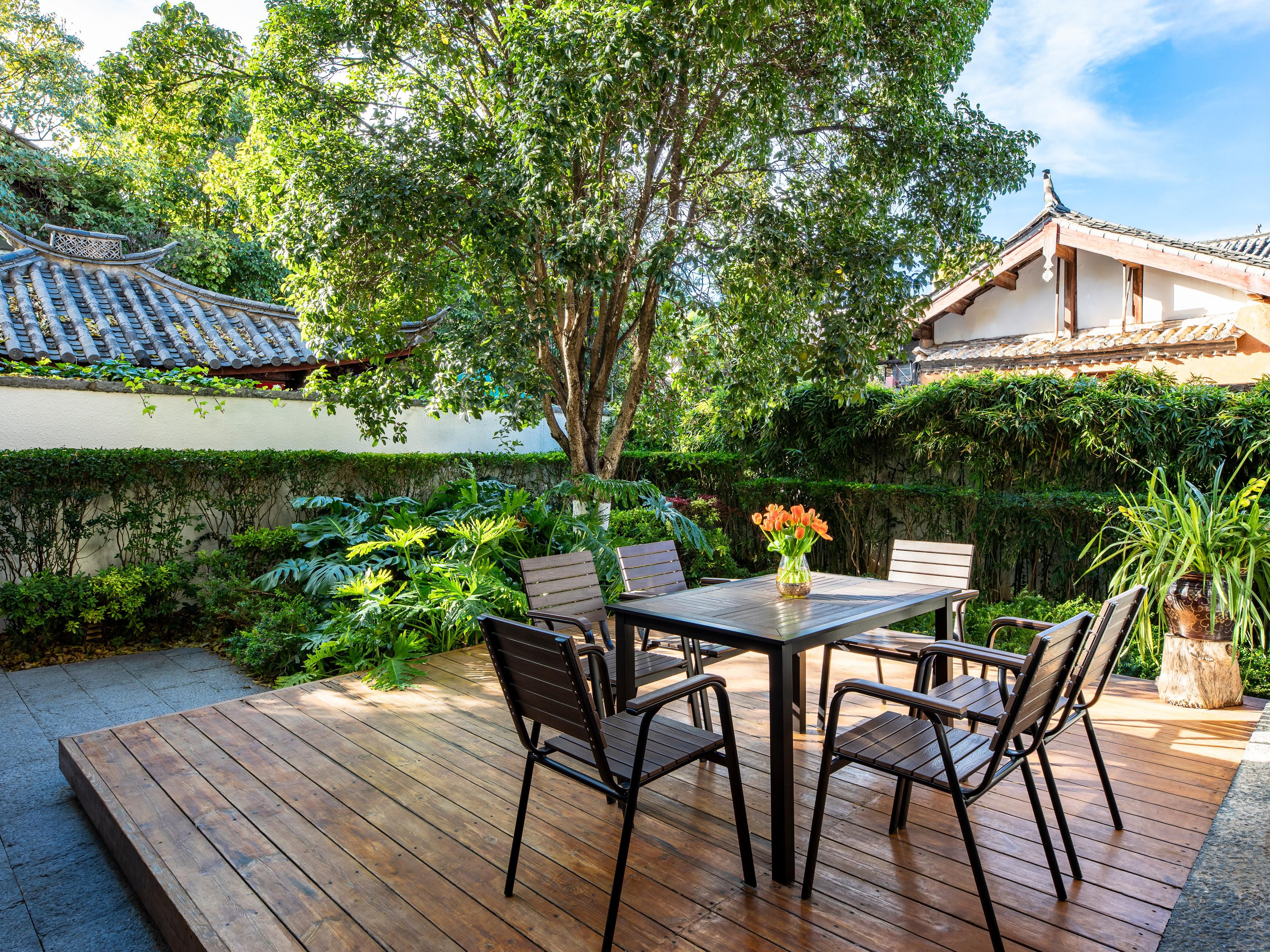Nestled within elegantly landscaped surroundings, our guestrooms open into peaceful Naxi-style courtyards. Lush greenery and soothing water features create a restorative ambiance, enhancing the sense of peace and comfort throughout your stay.