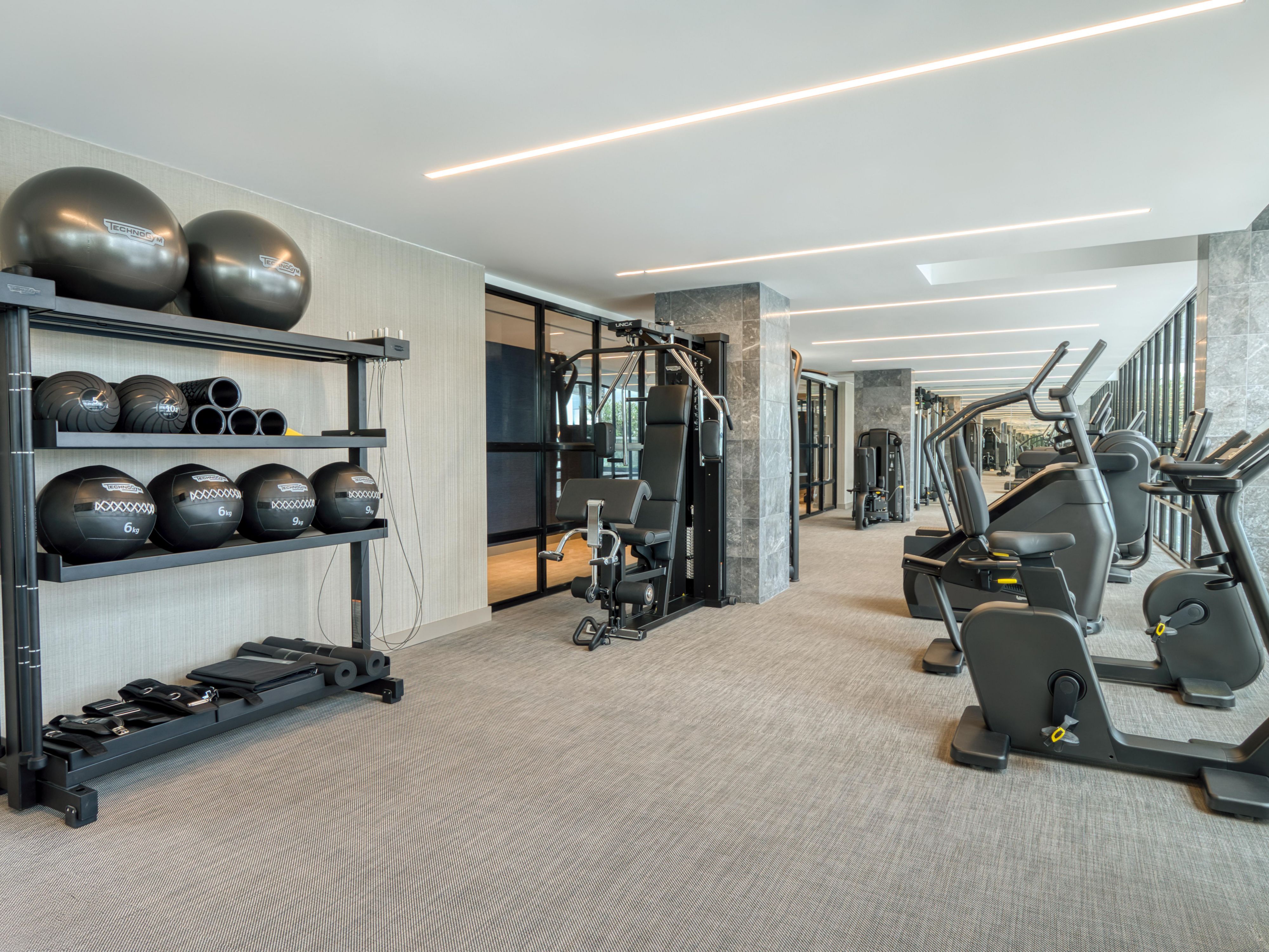 Disfrute de comodidades de primer nivel como acceso a una piscina en la azotea con impresionantes vistas a la ciudad, espacios para reuniones versátiles y un restaurante gourmet que sirve auténtica cocina peruana. Manténgase conectado con Wi-Fi gratuito, aproveche el estacionamiento subterráneo seguro y traiga a su compañero canino para pasar un buen rato moviendo la cola en el corazón de Miraflores.