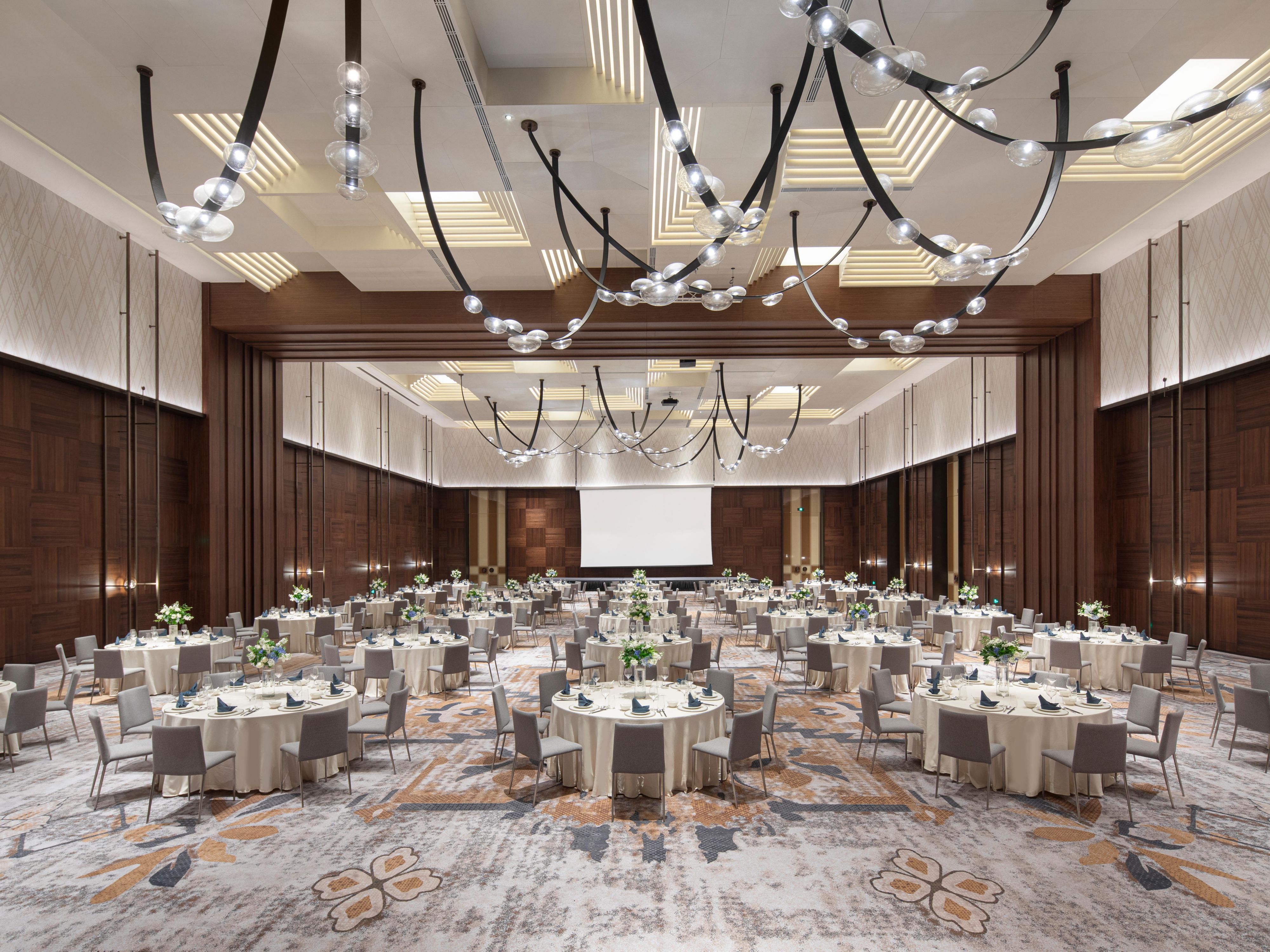 The hotel offers over 1,330 sqm of ocean-inspired meeting space, including a 1,000-sqm pillarless grand ballroom, a multifunctional room, and two flexible meeting rooms—all equipped with advanced AV systems. From themed parties and luncheons to galas and business events, we provide tailored solutions to make every occasion uniquely memorable.