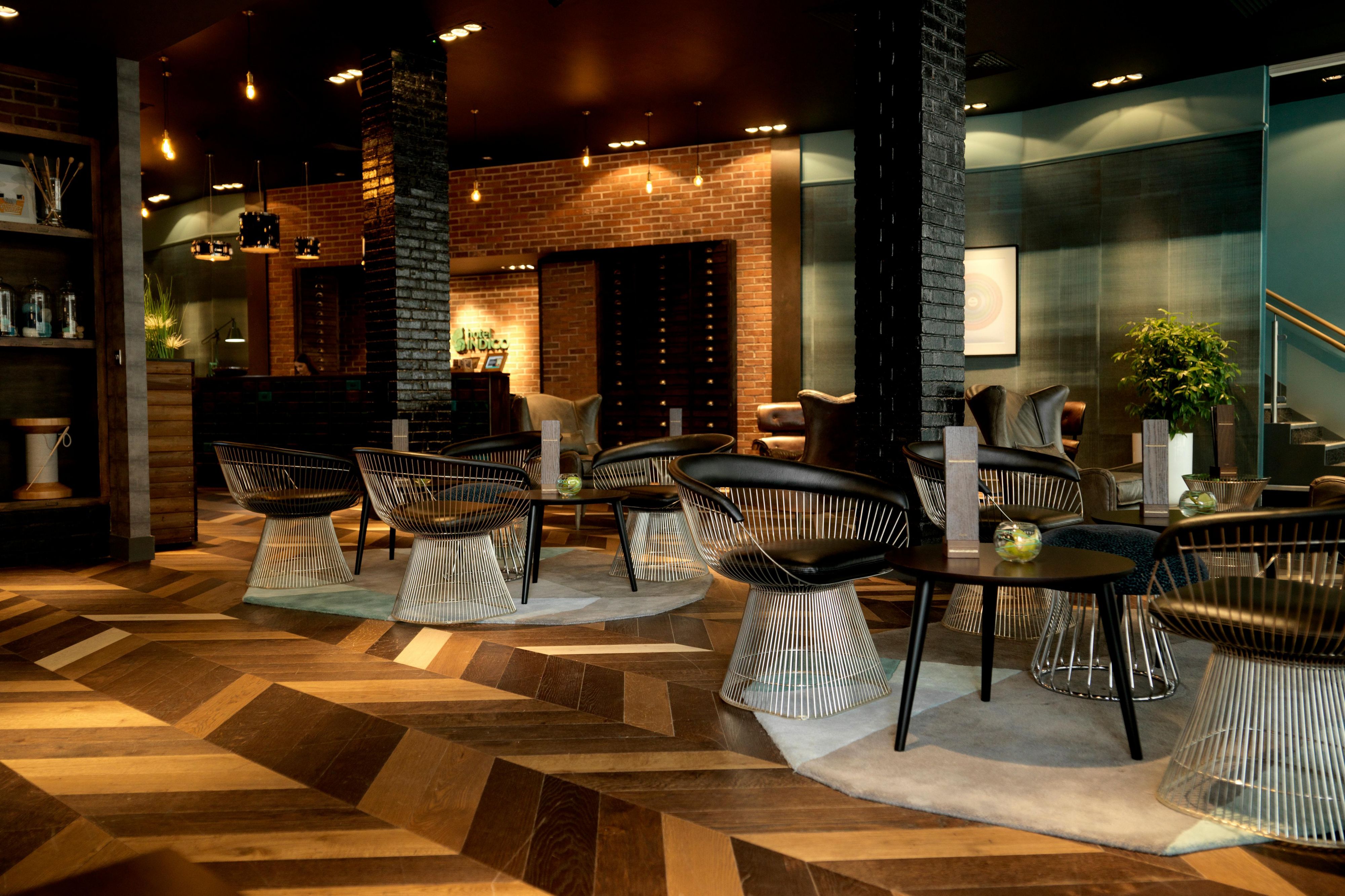 Relax after a hard day at work or shopping and soak up the vibrant city atmosphere in The Cotton lounge. Unwind with a cocktail or grab a coffee before dinner. 