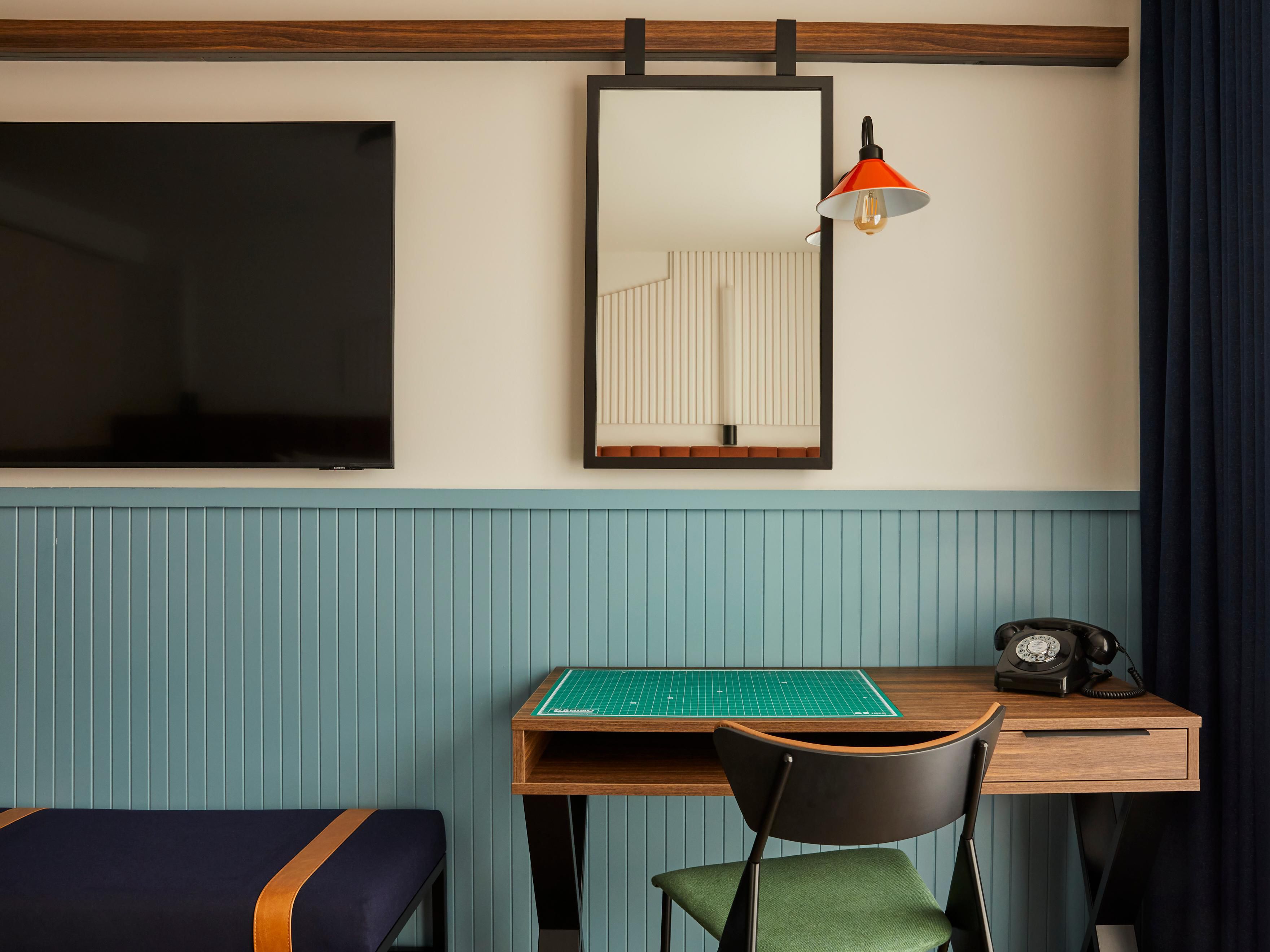 Stylishly designed rooms exude a vibrancy that pay homage to the goldsmiths, architects and clockmakers of the past. The modern colour palette is brightened by an abundance of natural light with colourful touches inspired by the trades of Clerkenwell. As a fun detail to spot, each room matches the time set on a clock just outside the door.