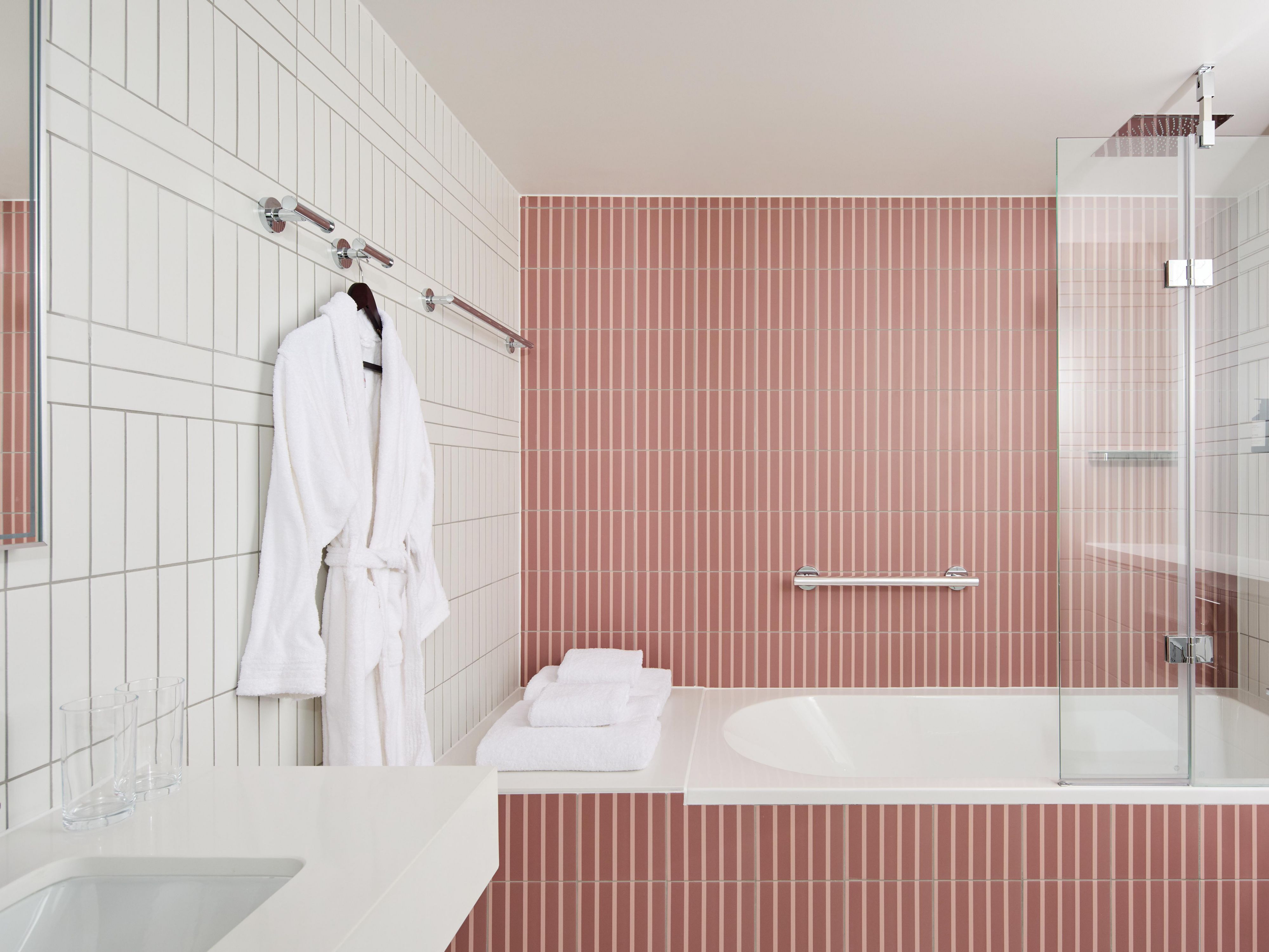 King suite bath and amenities.
