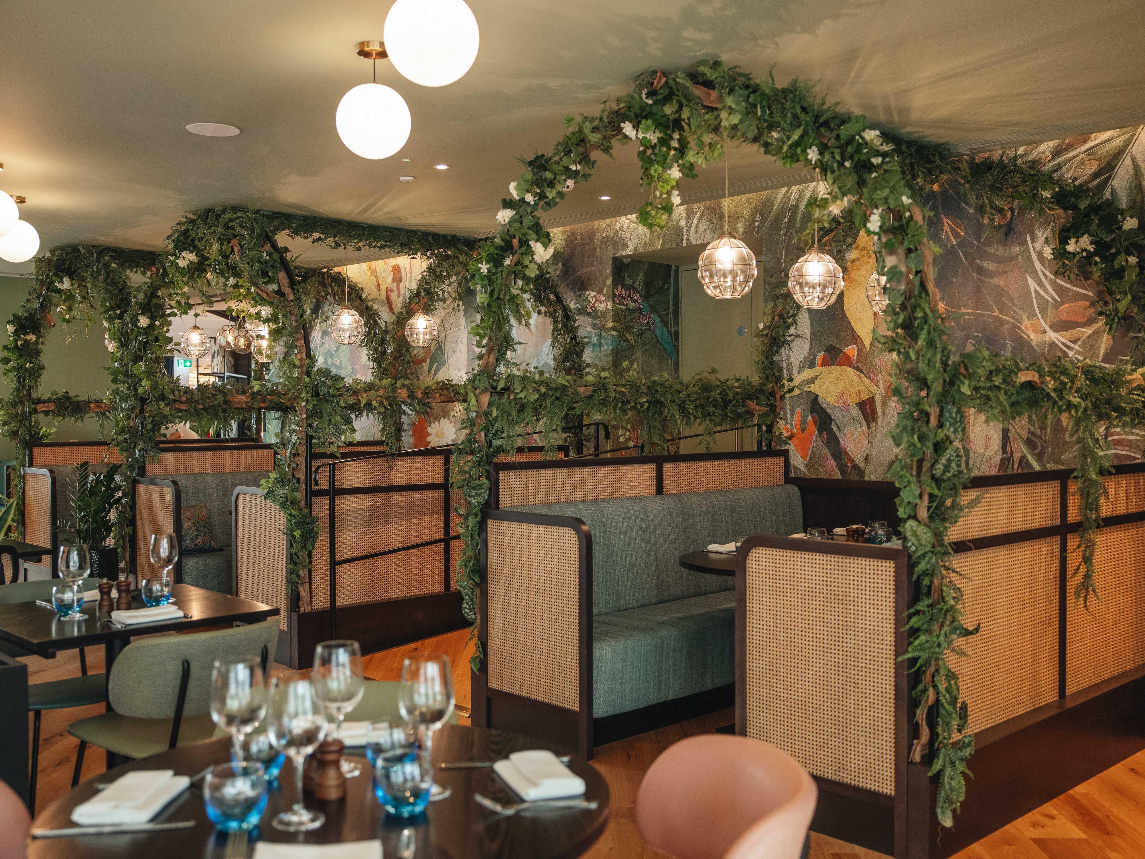 ホテルインディゴ ロンドン クラーケンウェルは、トーク、ストーリーテリング、ライブミュージック、クイズ、文化の集いなど、年間を通じたプログラムを提供しています。ワイルダーネス トークや書籍へのサイン会から、パブイベント、季節のお祝いまで、入会してネイバーフッドに活気を与えるひとときをお楽しみください。