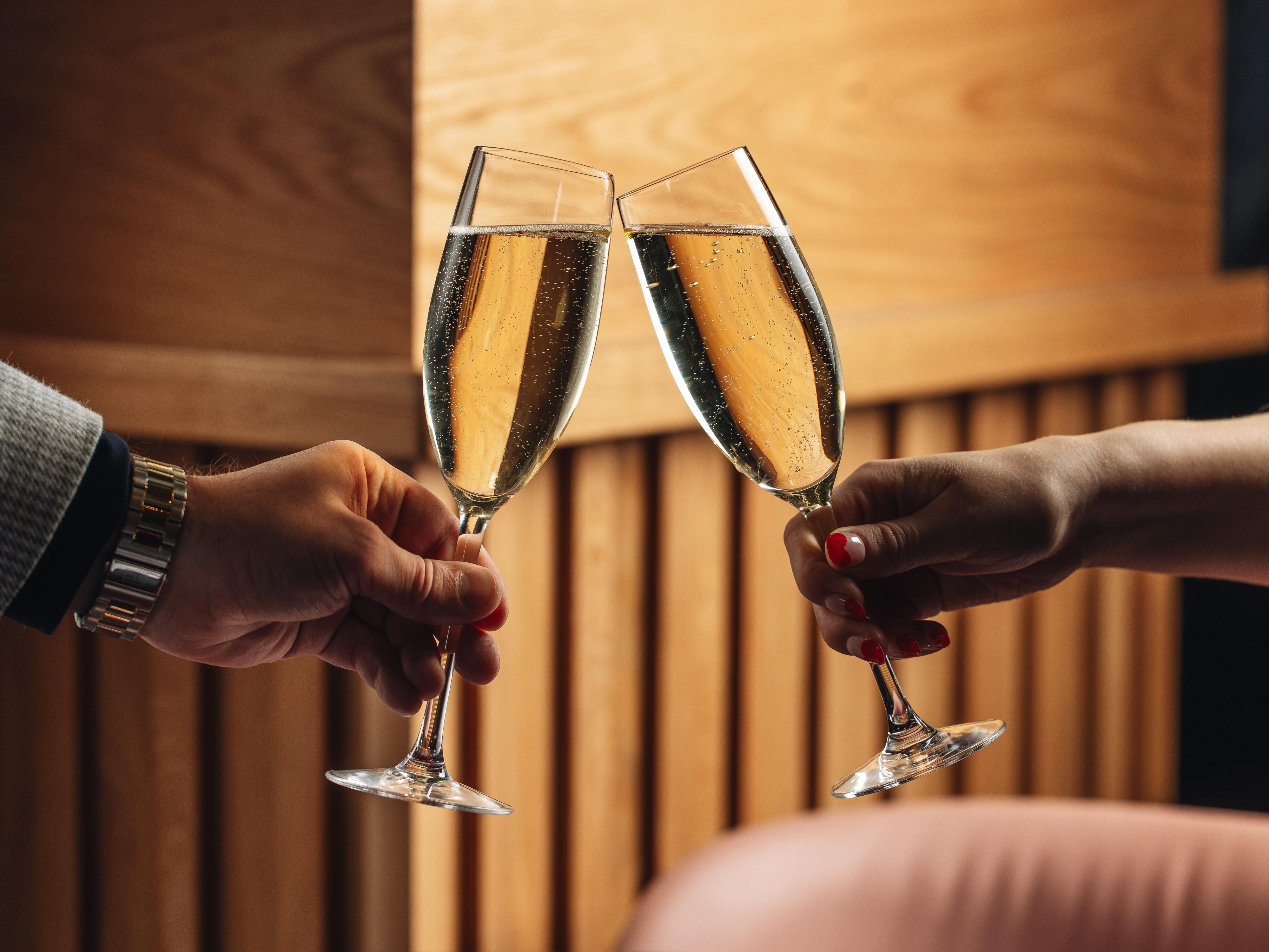 Wilderness Kitchen ofrece platos cuidadosamente elaborados elaborados con ingredientes de temporada, brindando un ambiente acogedor para servicios gastronómicos relajados y ocasiones especiales durante todo el año.