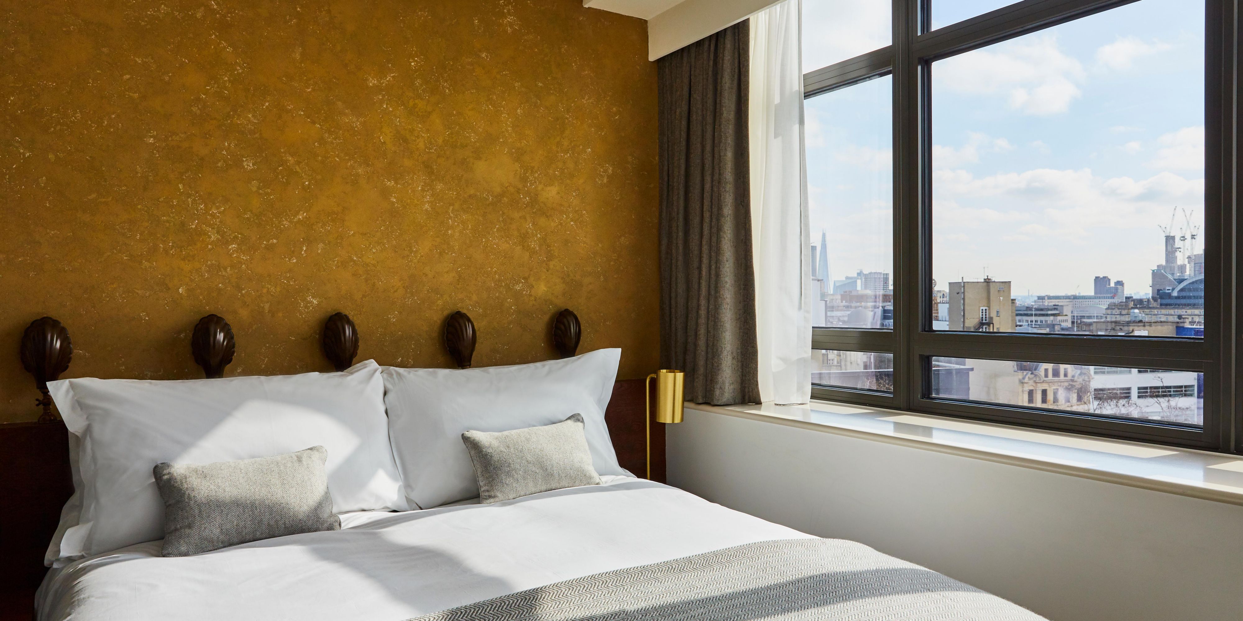 Front Stage Theatre Queen Bed Guest Room with London Skyline View