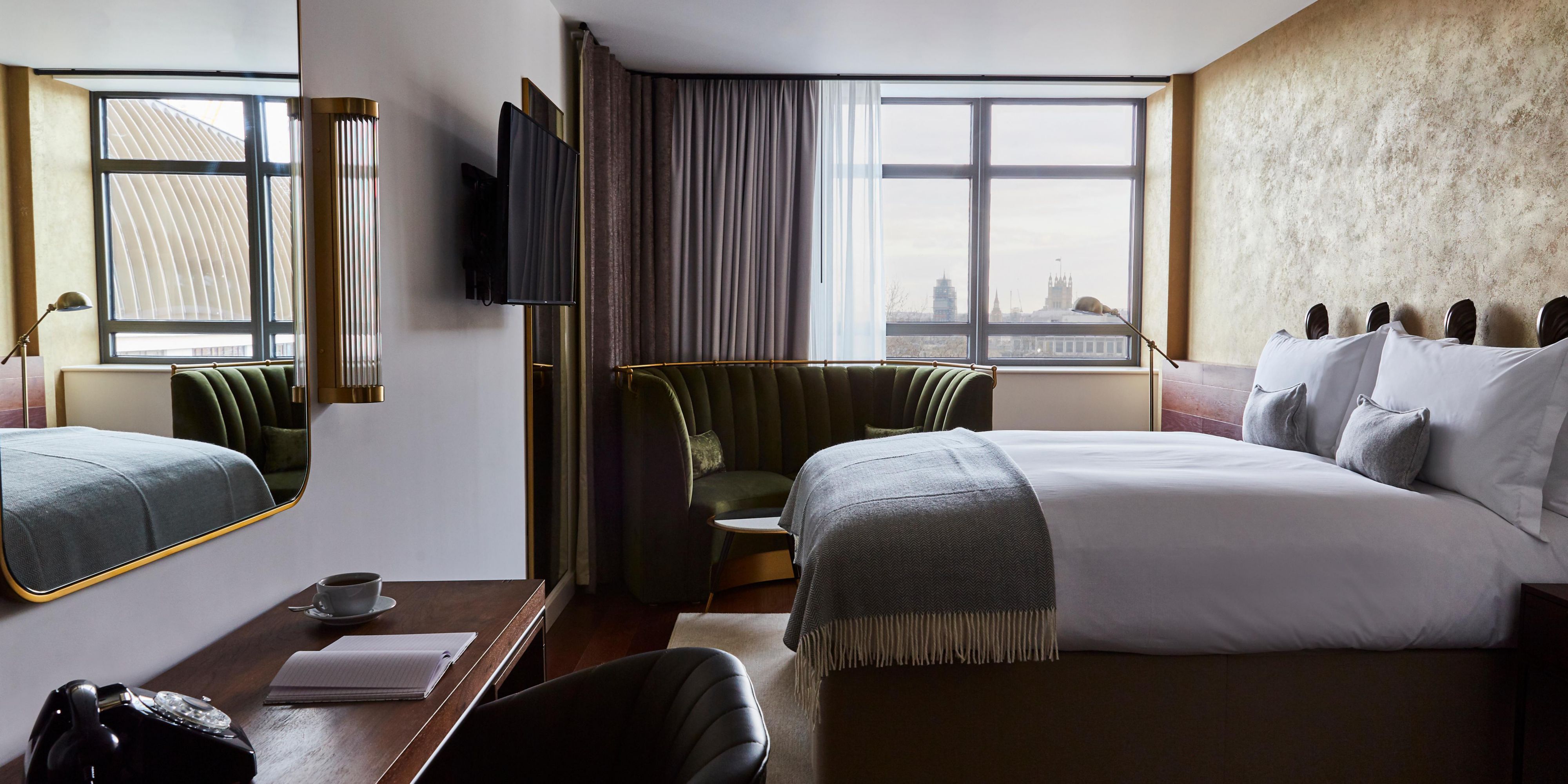 Queen Hypnos Bed with amazing views of London Skyline, London Eye