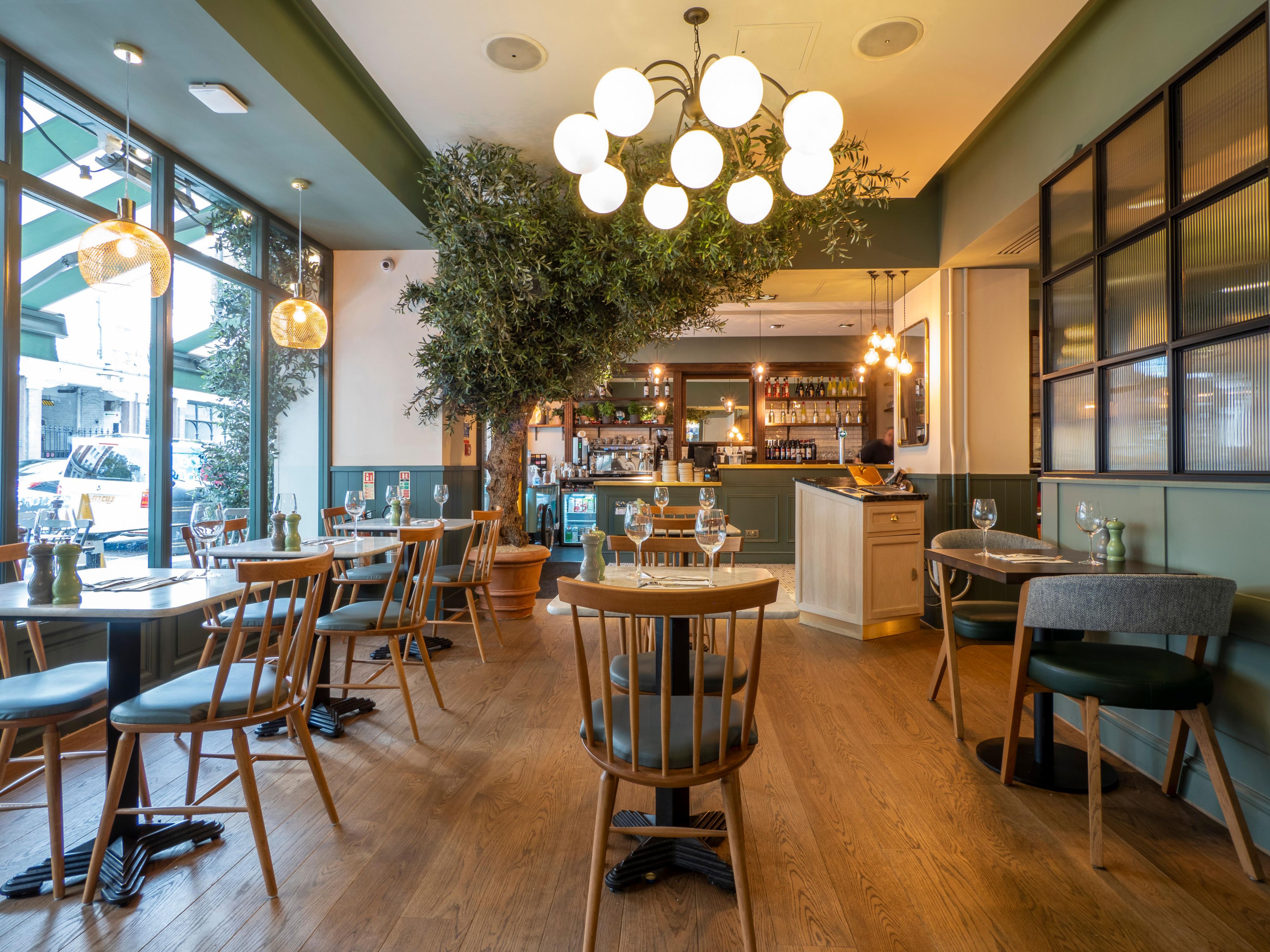 Serving a delicious Italian menu made from locally sourced ingredients. Ideal for couples, families and business guests alike. Open for breakfast, lunch and dinner. Includes a full English breakfast with Italian twists.