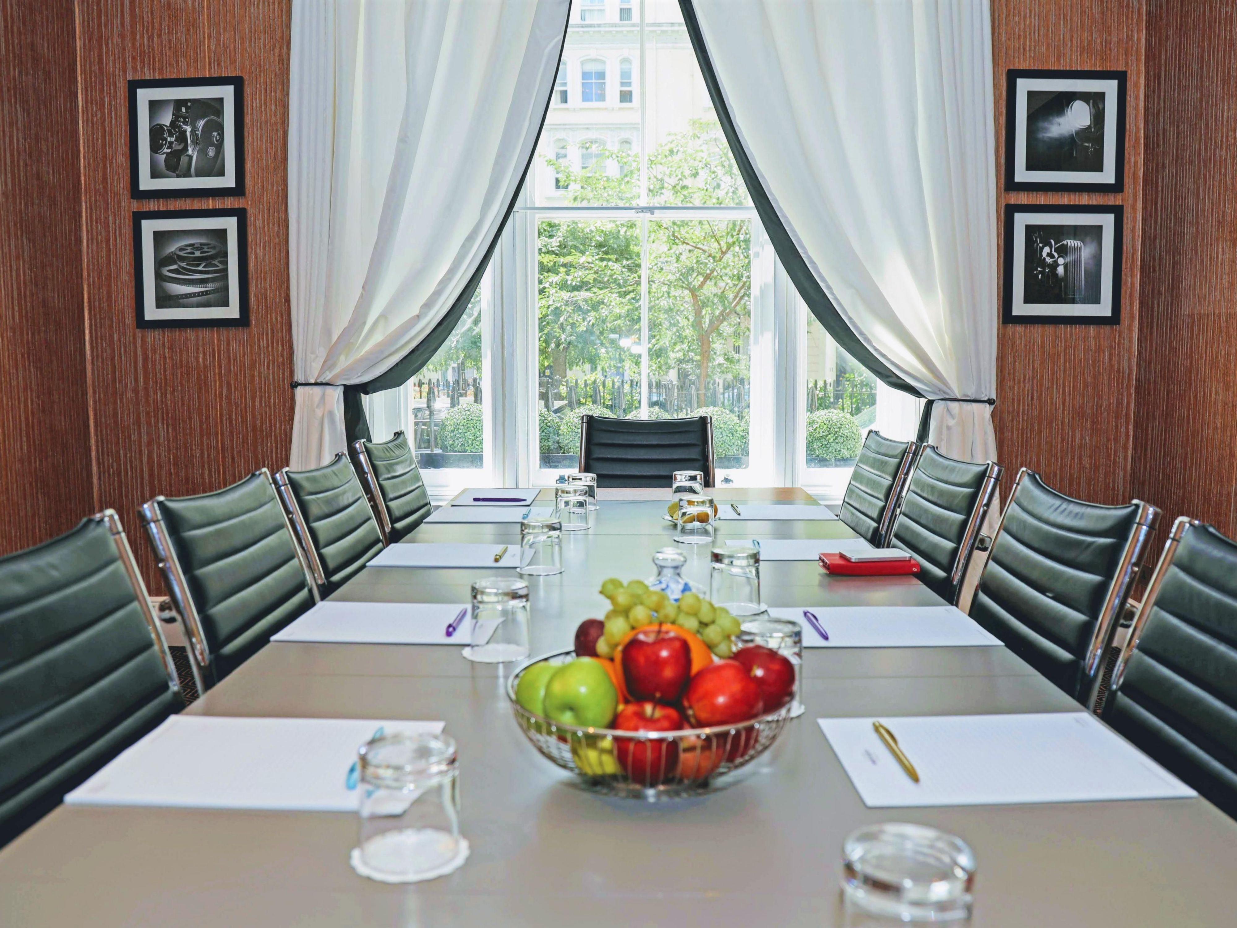 Instant online bookings for our conference rooms in Paddington. Fresh spaces with beautiful windows overlooking the leafy garden square. Available for up to 50 delegates and fully equipped with technology. Perfect for meetings, private dining, creativity and office use.