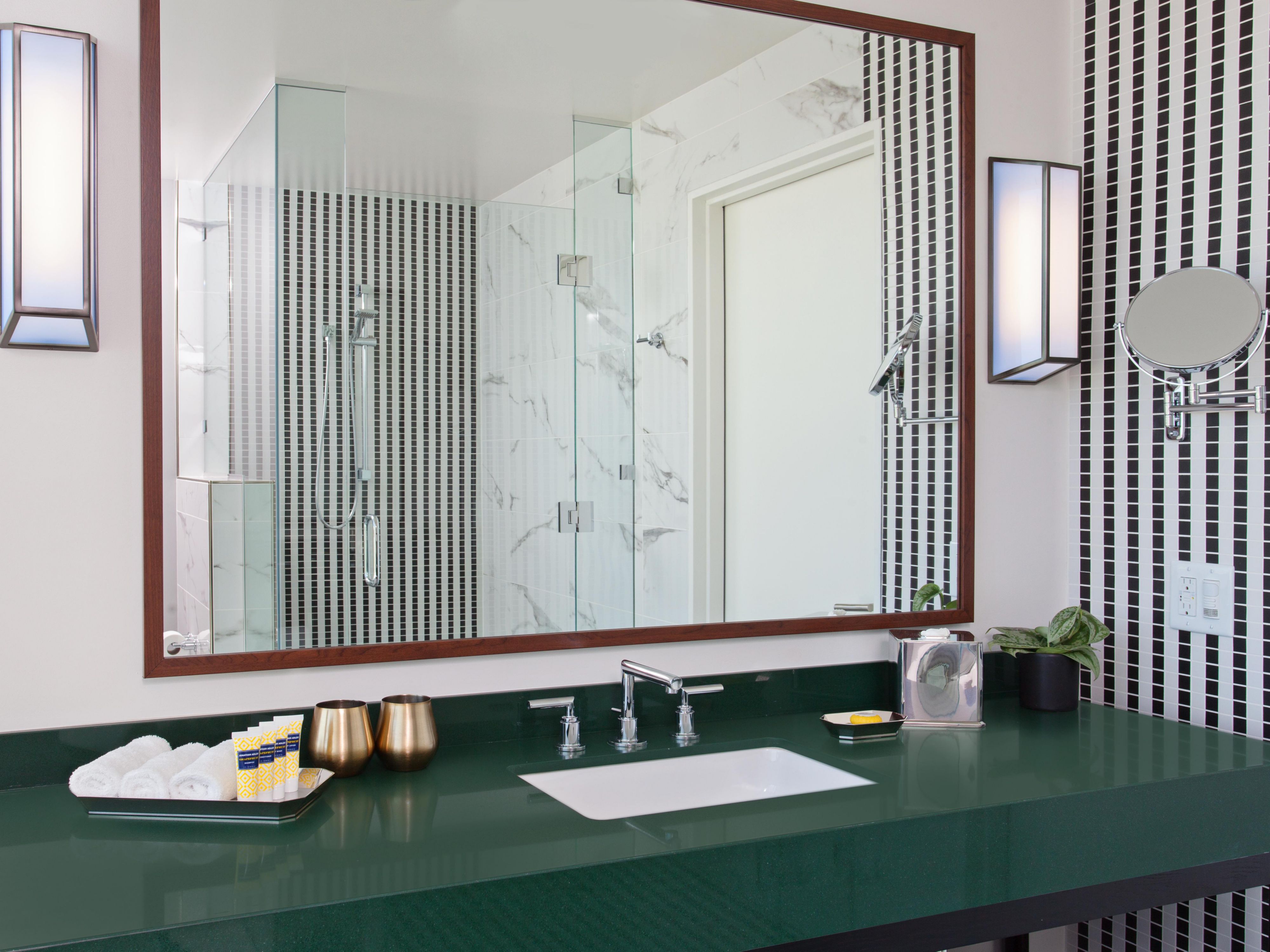 Enjoy our bright and spacious bath area in all guest rooms. 