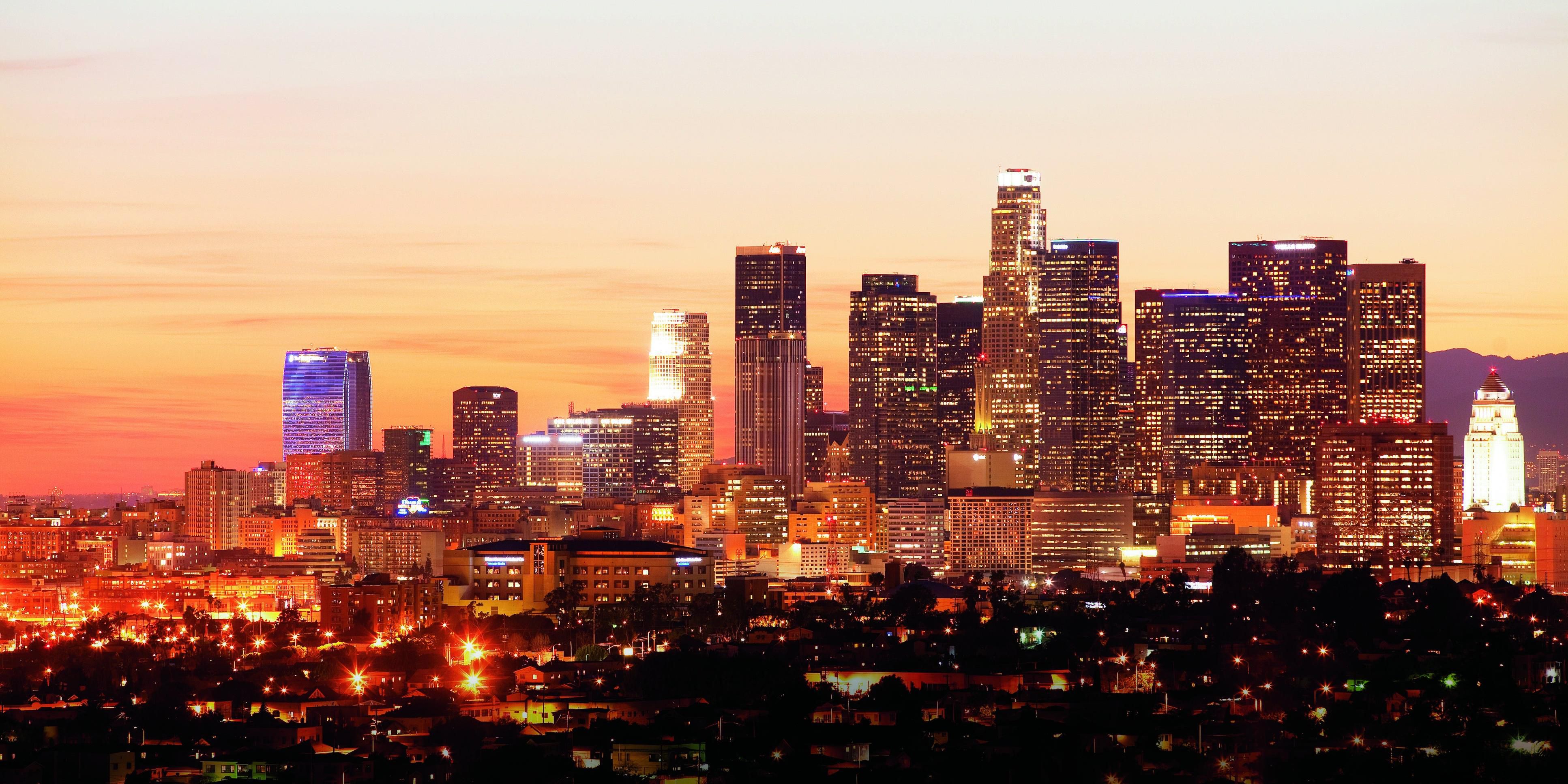 Vista al tramonto sullo skyline di Los Angeles