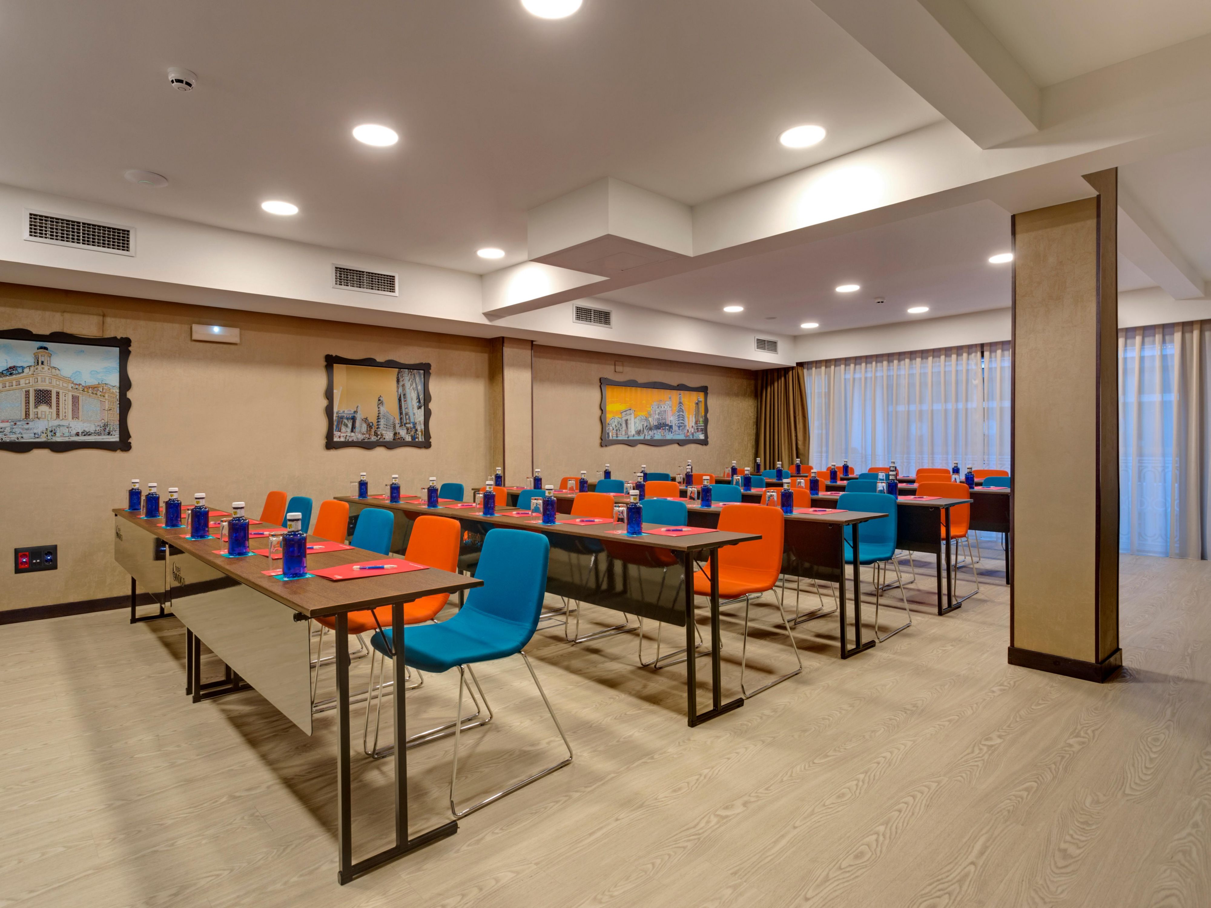 We offer three meeting rooms of different sizes, each designed to meet your specific needs. All our rooms are fully equipped with state-of-the-art technology, including projectors, sound systems, and high-speed Wi-Fi. Whether it’s for a small team meeting or a large conference, we have the perfect space for you!