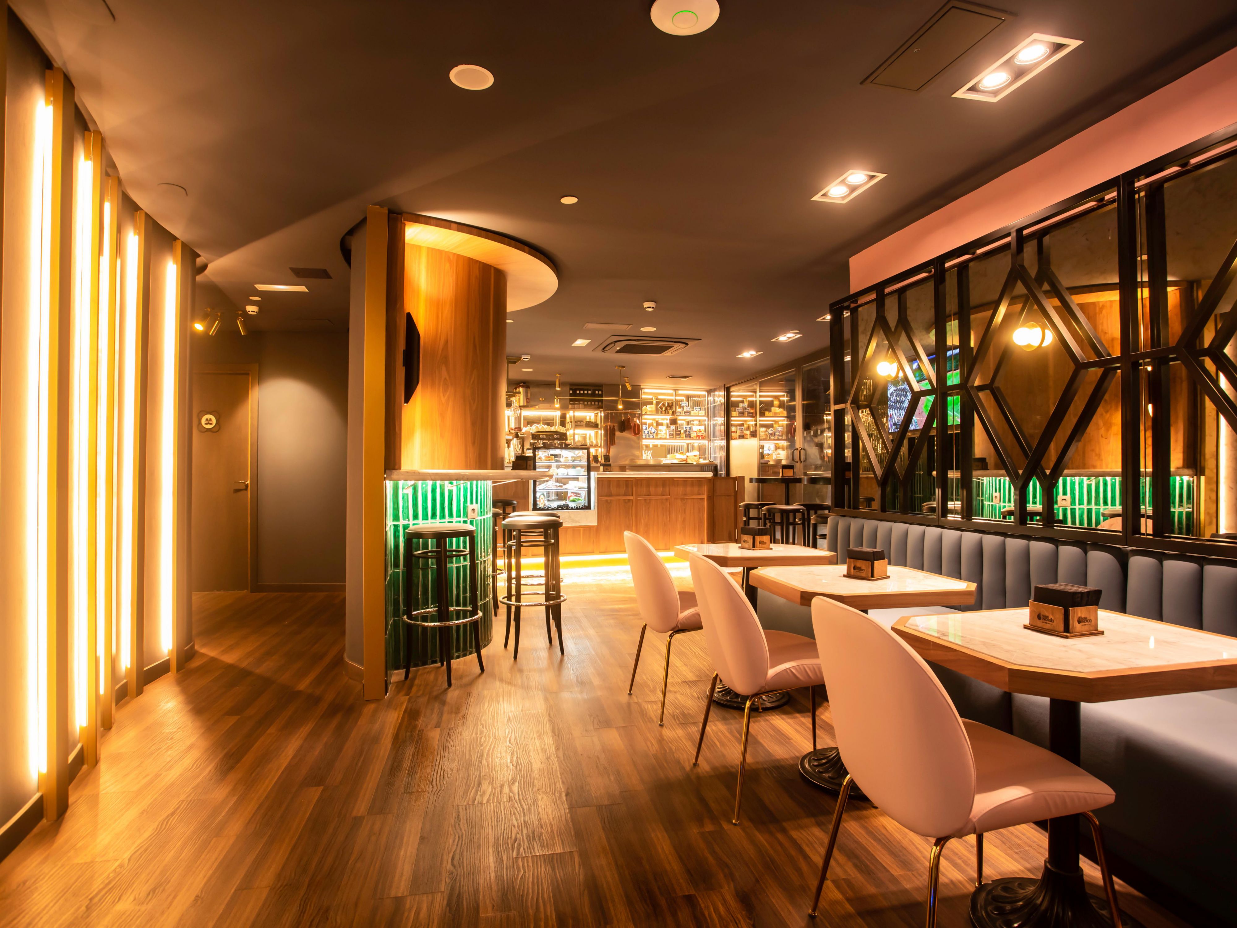 Our Bar, a representation of a 1920s vermouth bar, is perfectly designed for informal celebrations and presentations. Located on the ground floor of the hotel, the Bar combines the essence of a traditional Madrid tavern with a modern touch thanks to its Art Deco style.
