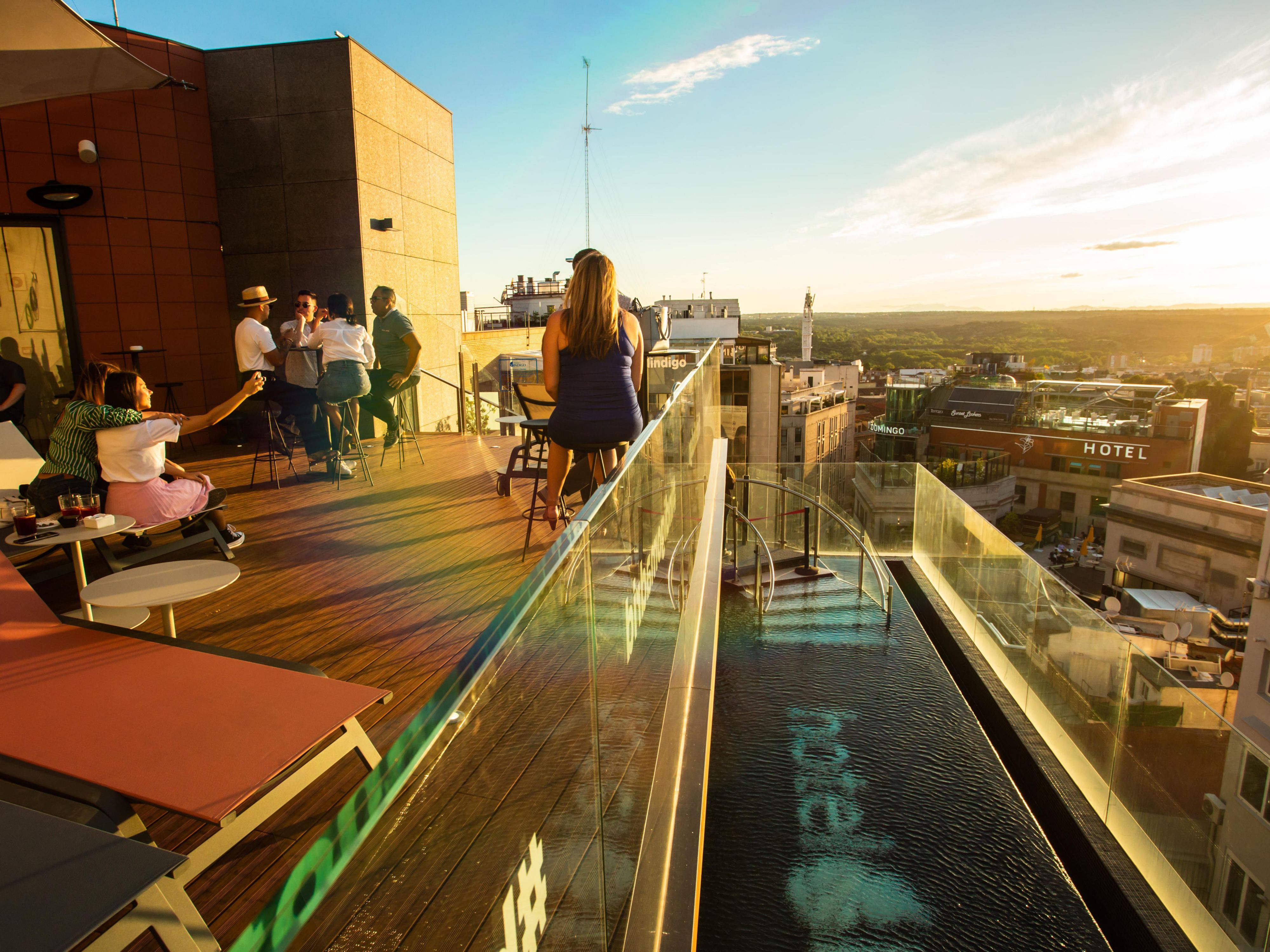 The sunset from our terrace is a must-see experience during your visit to Madrid. Enjoy the most spectacular panoramic views of the capital from our Rooftop Terrace. Additionally, you can indulge in the best brunch and a selection of exquisite cocktails while enjoying the views and music.