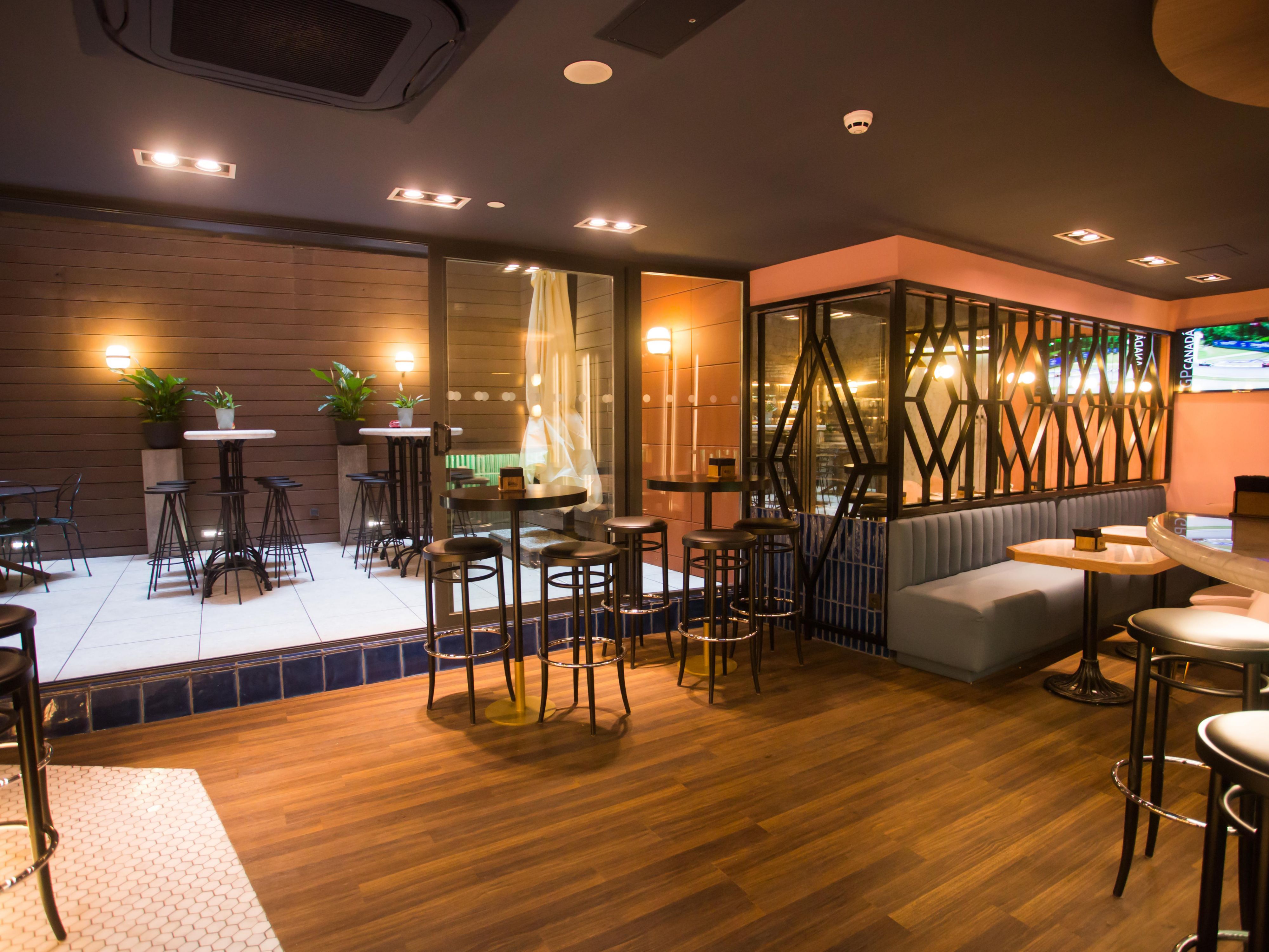 Our Bar, a representation of a 1920s vermouth bar, is perfectly designed for informal celebrations and presentations. Located on the ground floor of the hotel, the Bar combines the essence of a traditional Madrid tavern with a modern touch thanks to its Art Deco style.
