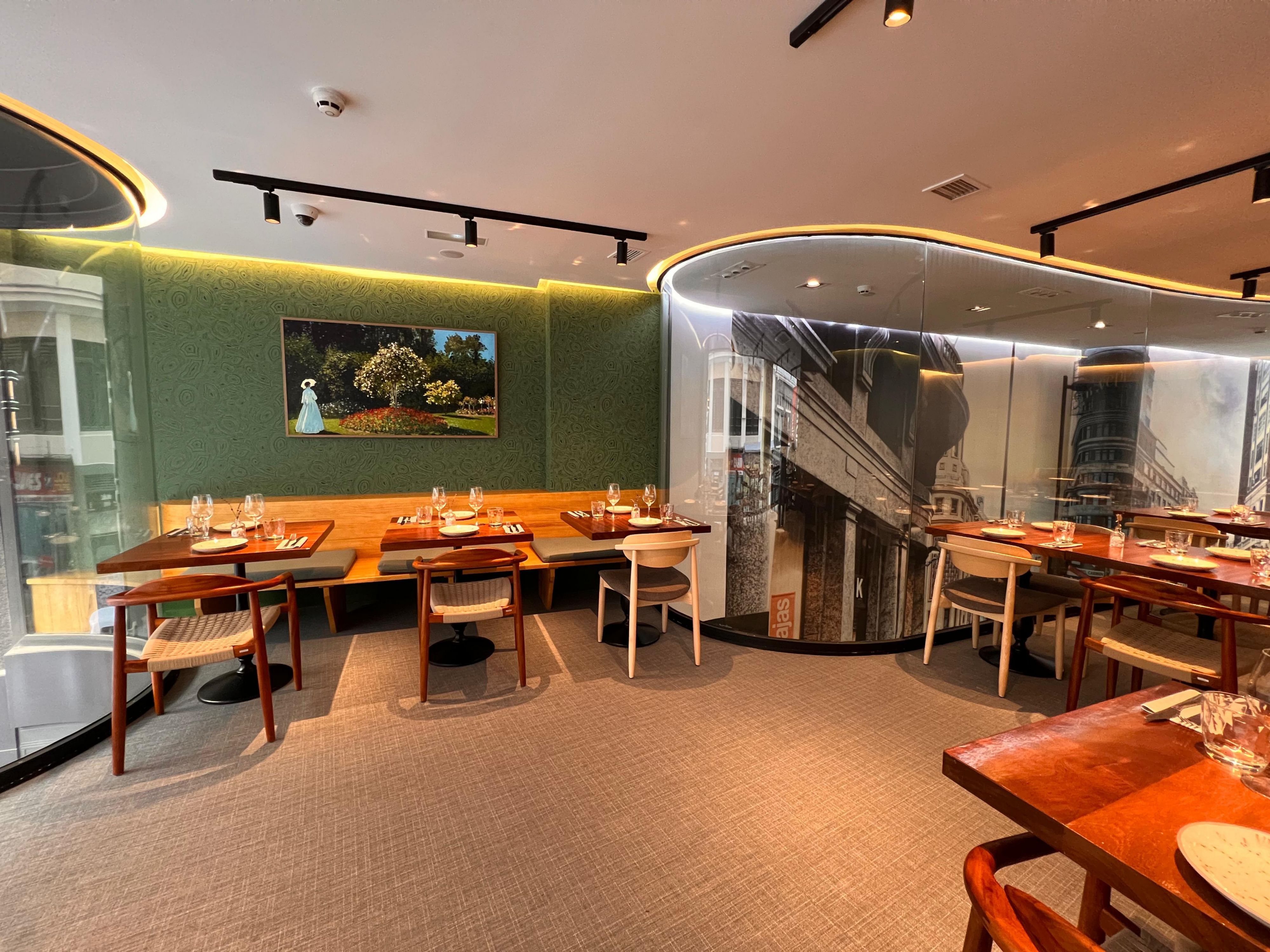If you’re looking for a restaurant with high-quality local cuisine near Gran Vía in Madrid, you’ve come to the right place: “El Telón.” El Telón offers a unique dining experience based on top-quality ingredients, carefully prepared to surprise you with their delicious flavors and aromas.