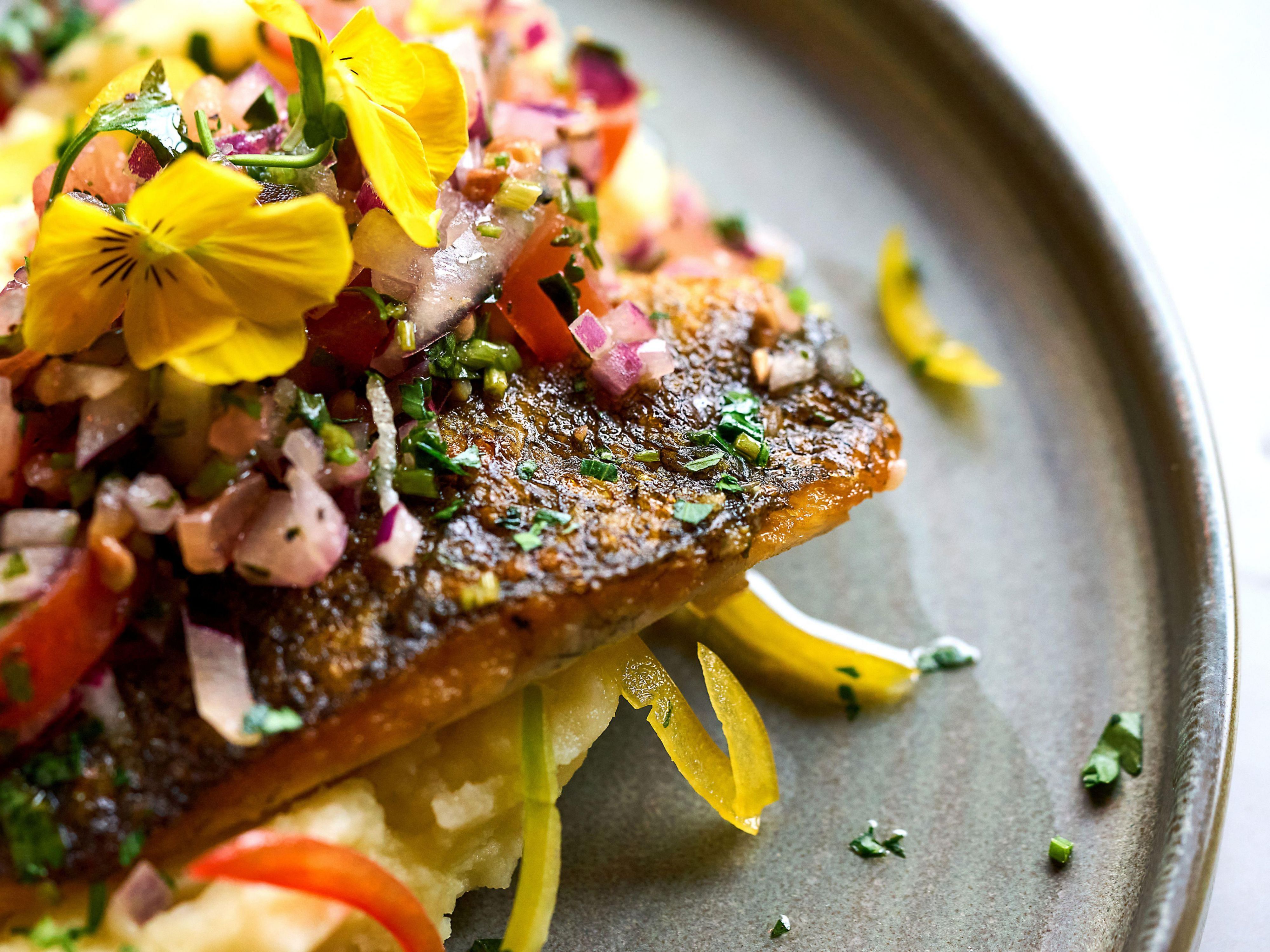 太陽が降り注ぐ地中海料理を楽しみながら、スペイン、イタリア、ギリシャなどの味をご賞味ください。シェアに最適な小皿料理やグリルでのご肉、シーフードもご用意しています。お客様がビーチの町や田園地帯のキッチンにおくつろぎいただくことを目的としています。ご滞在をお楽しみください。