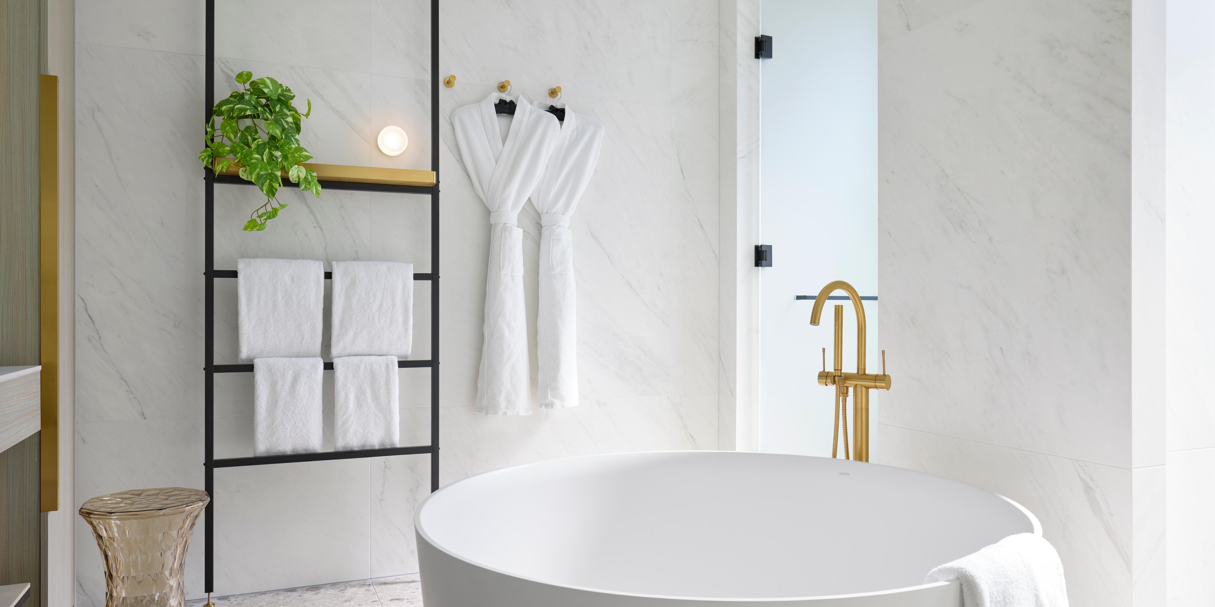 Solitaire Suite bathroom circular bathtub