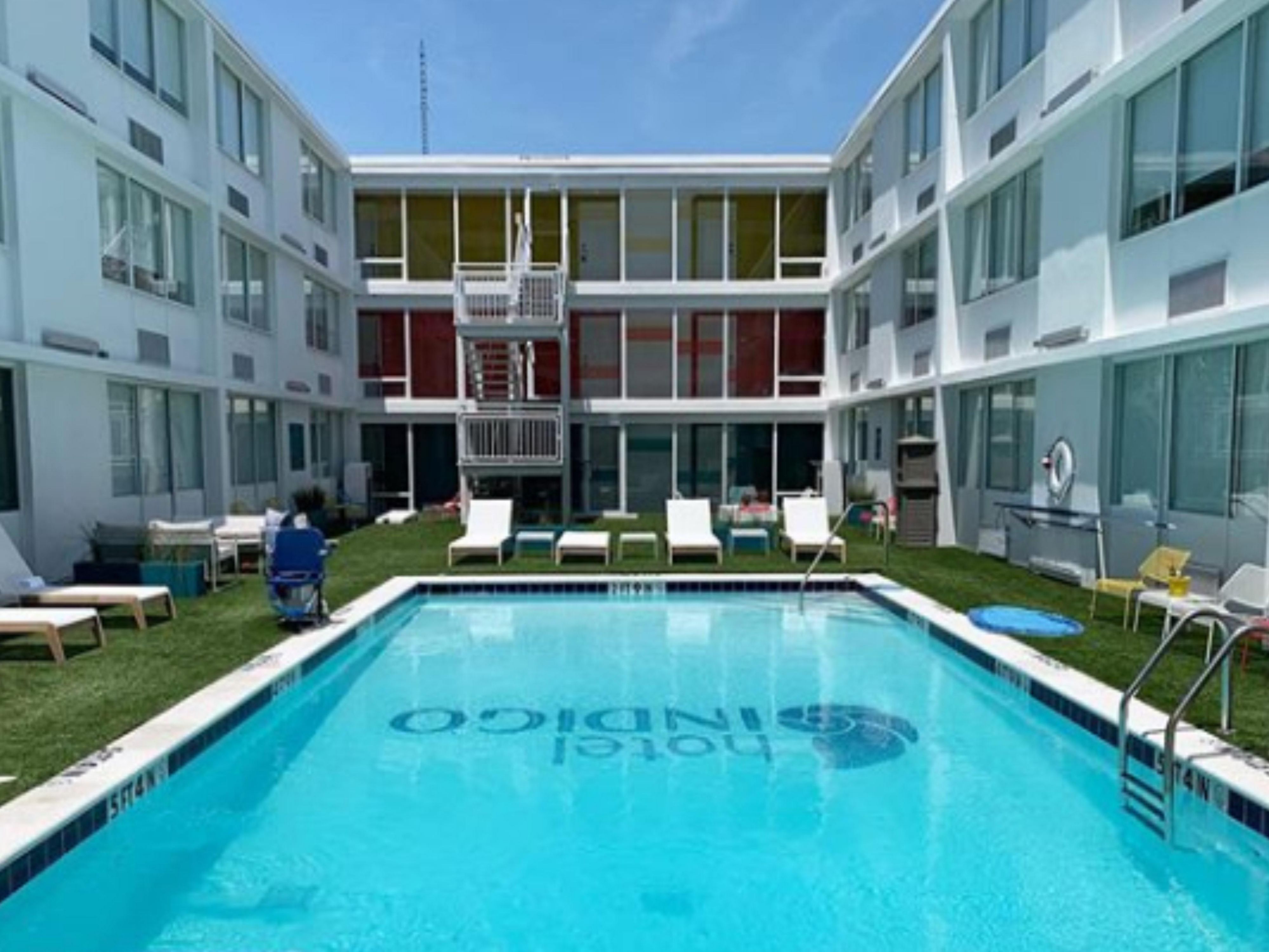 Unwind after a day of exploring Memphis at our outdoor pool, centrally located between guest room floors. From relaxing on our vintage-inspired outdoor furniture to playing outdoor games like cornhole, our retro-themed, unique outdoor pool is the perfect place to soak up the sun. 