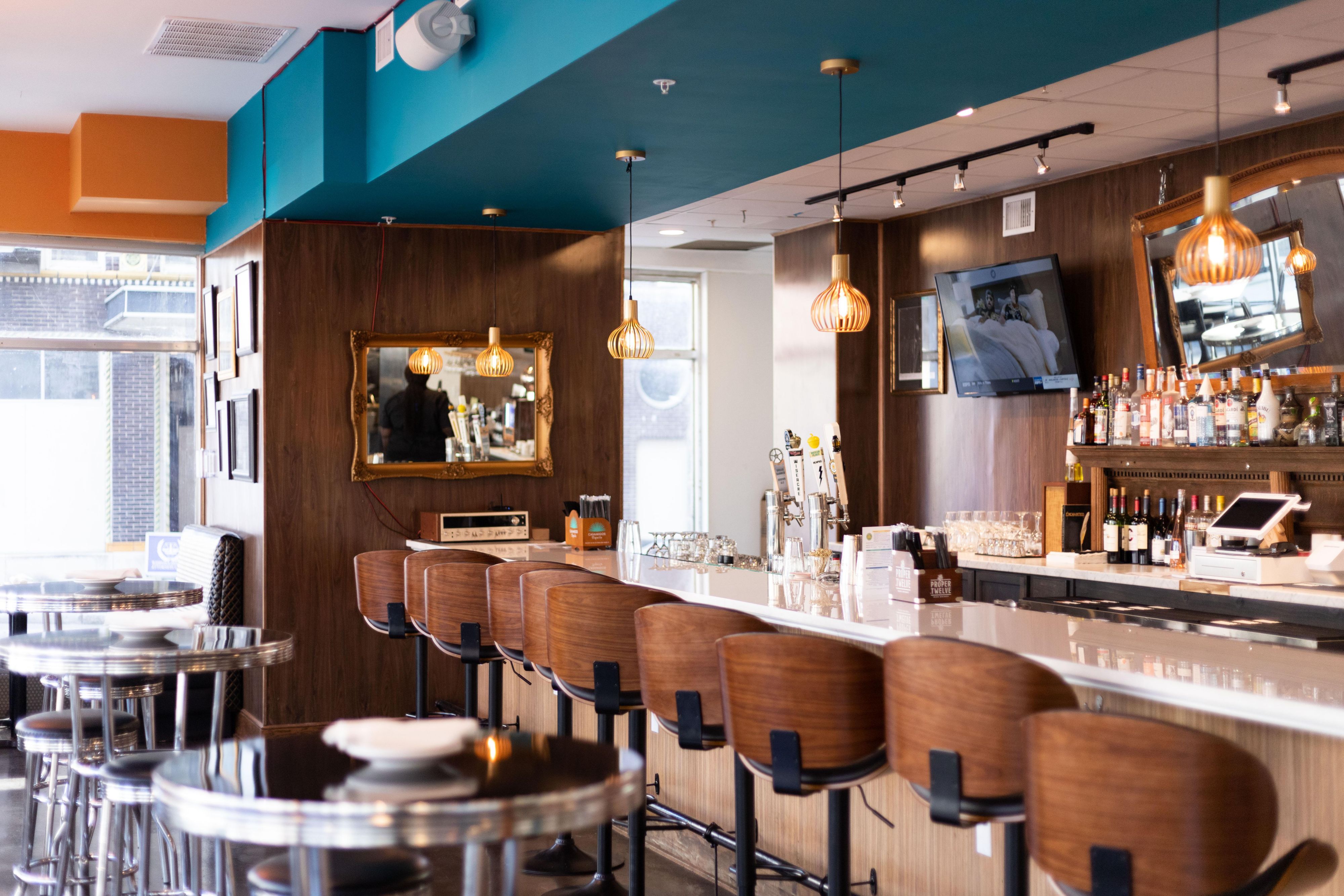Visit the new Memphis Clover Club restaurant at Hotel Indigo, open for breakfast, lunch and dinner with live music and entertainment on the weekends.  Taste your favorite southern comfort foods with a twist and enjoy craft cocktails made with fresh local ingredients and try some of the best local brews in the lounge at the Memphis Clover Club.  
