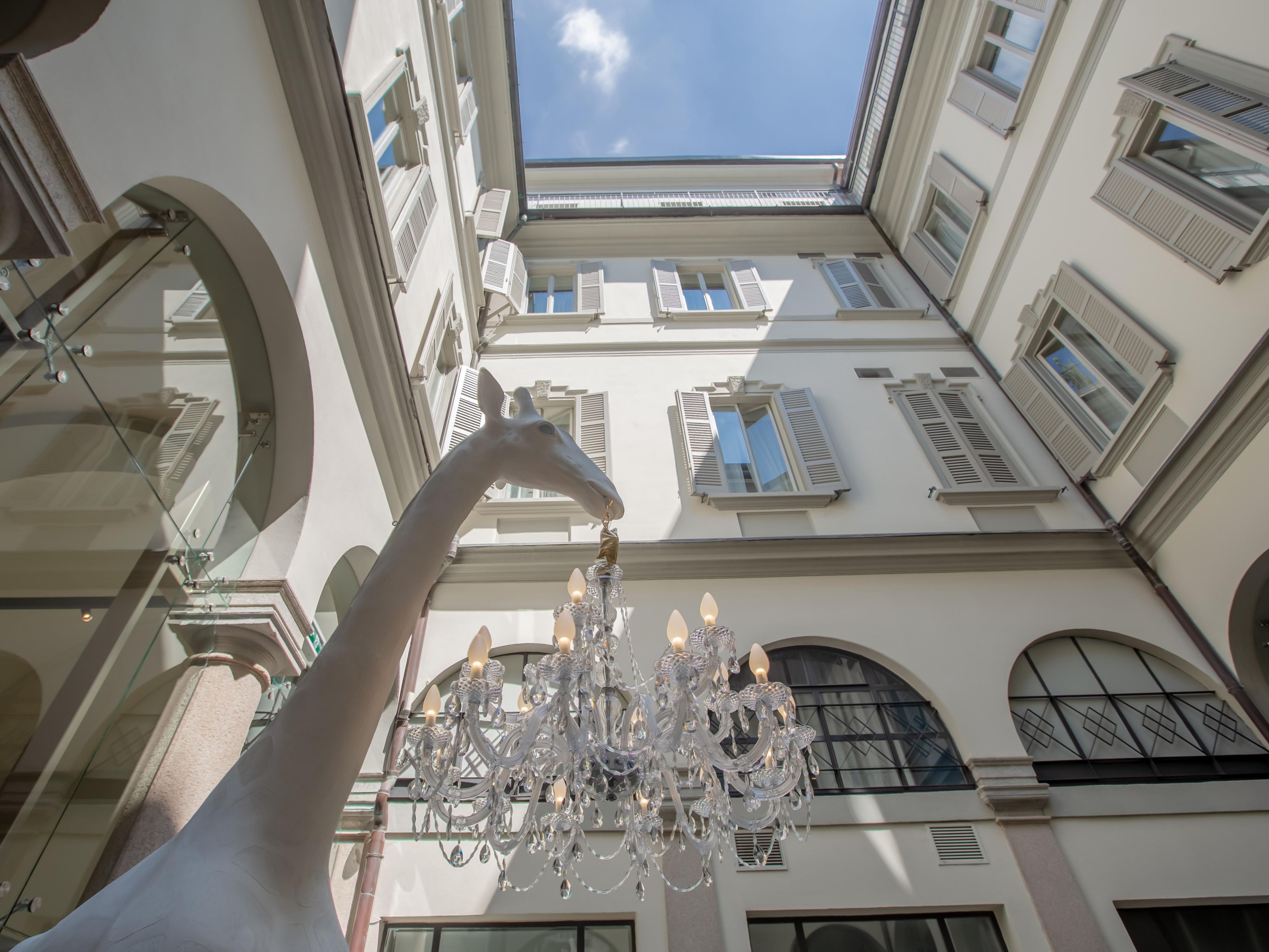 Have an aperitif in the open air under the light of our giraffe