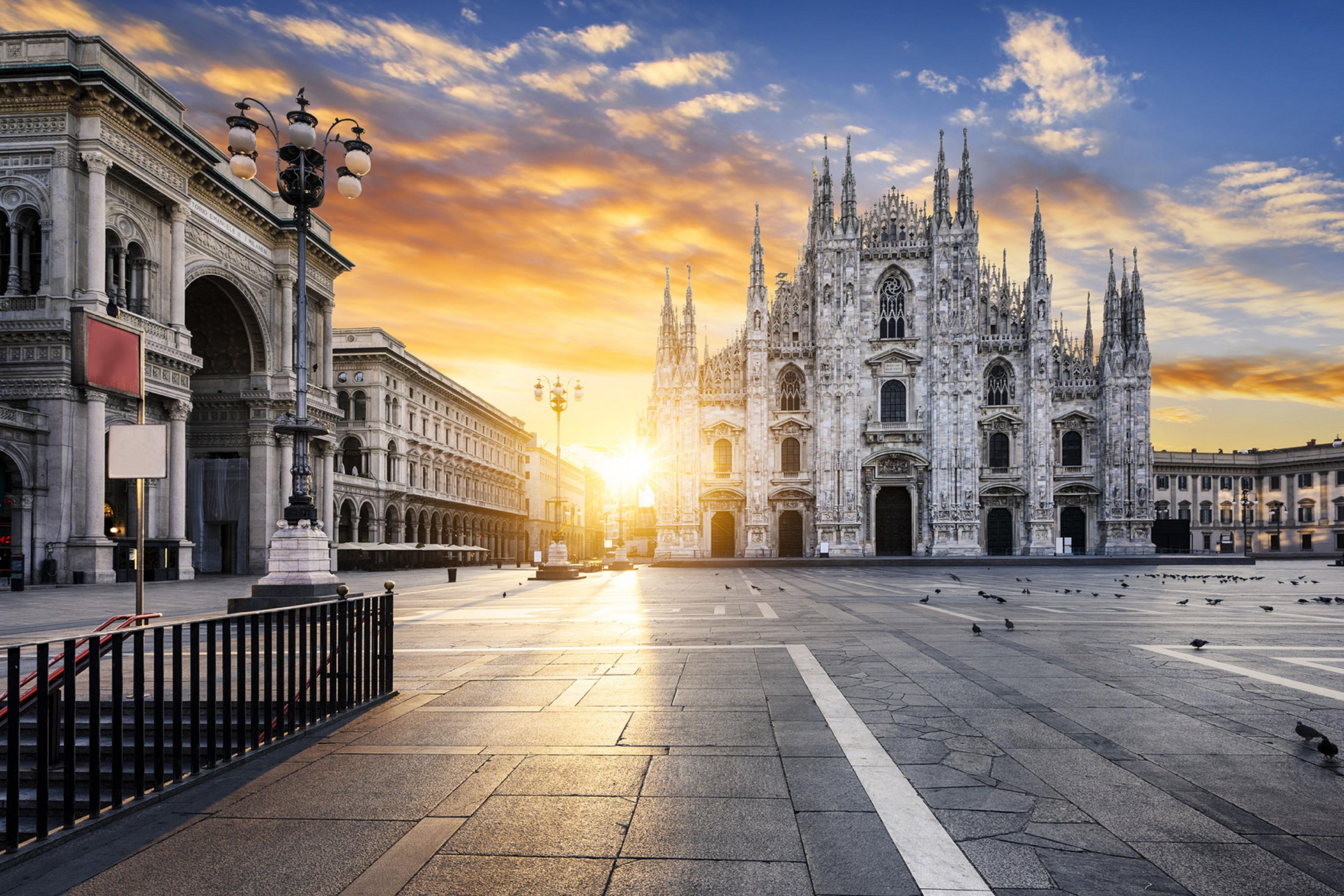 Milano italy. Италия Милан. Площадь Дуомо в Милане. Достопримечательности Милана Duomo. Милан площадь Дуомо без людей.