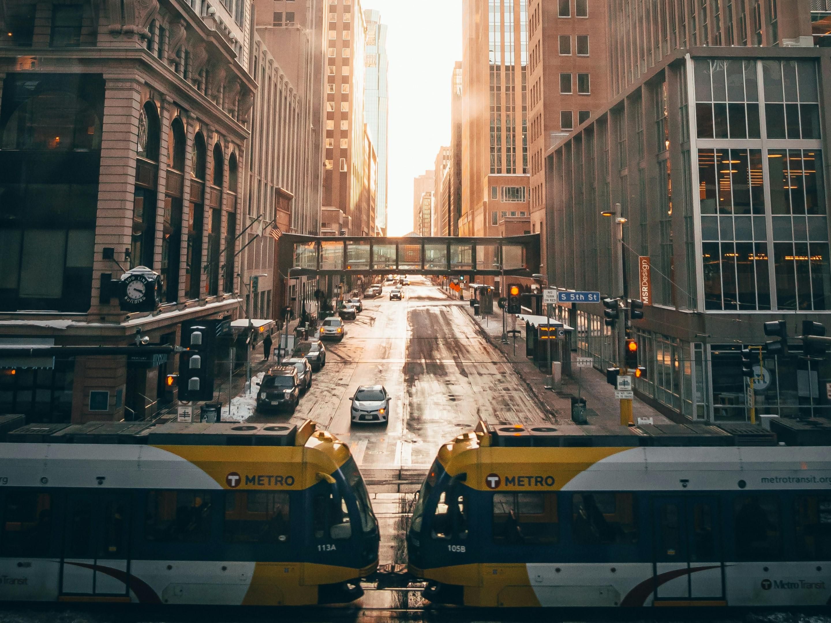 Hanya 3-menit berjalan kaki dari stasiun kereta ringan Nicollet Mall, menawarkan akses mudah ke Bandara MSP, Stadion US Bank, Target Field, dan Mall of America. Jelajahi yang terbaik dari Minneapolis dan sekitarnya dengan koneksi transit yang cepat dan nyaman.