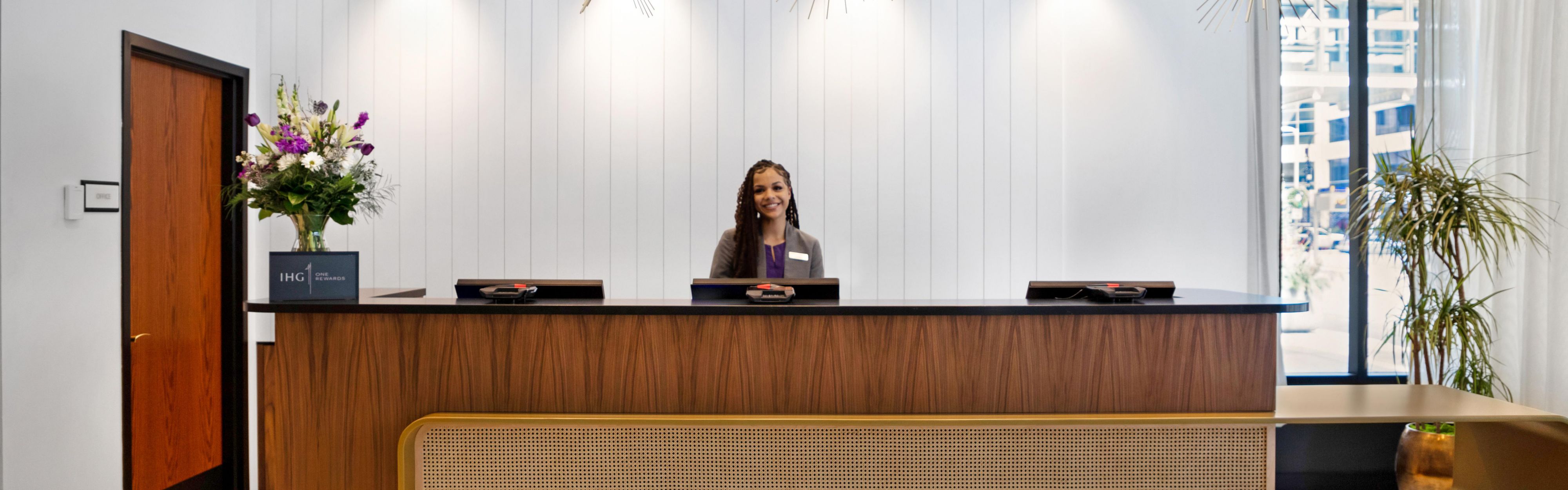 $hotelInfo.mediaDetails.welcomePhotos.primaryPhoto.caption}