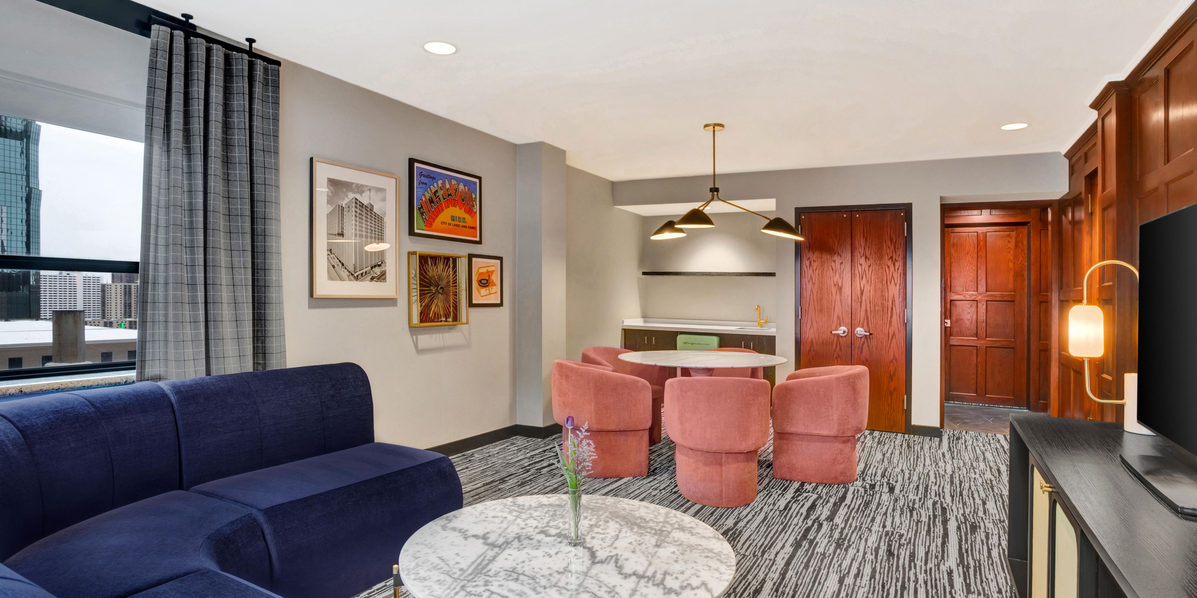 Vintage vibes soar in the 17th floor Library Suite.