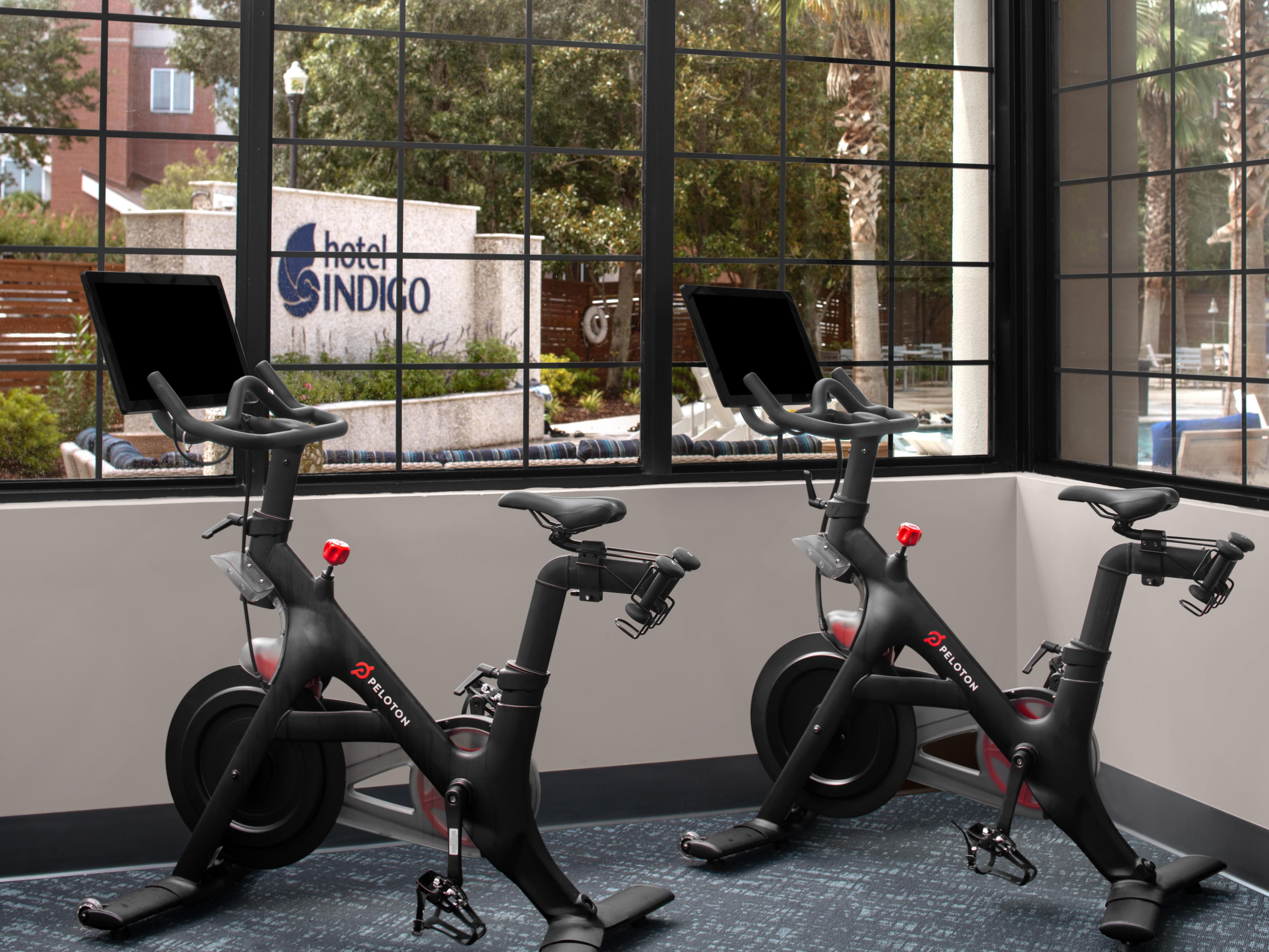 Bicicletas Peloton na academia de ginástica