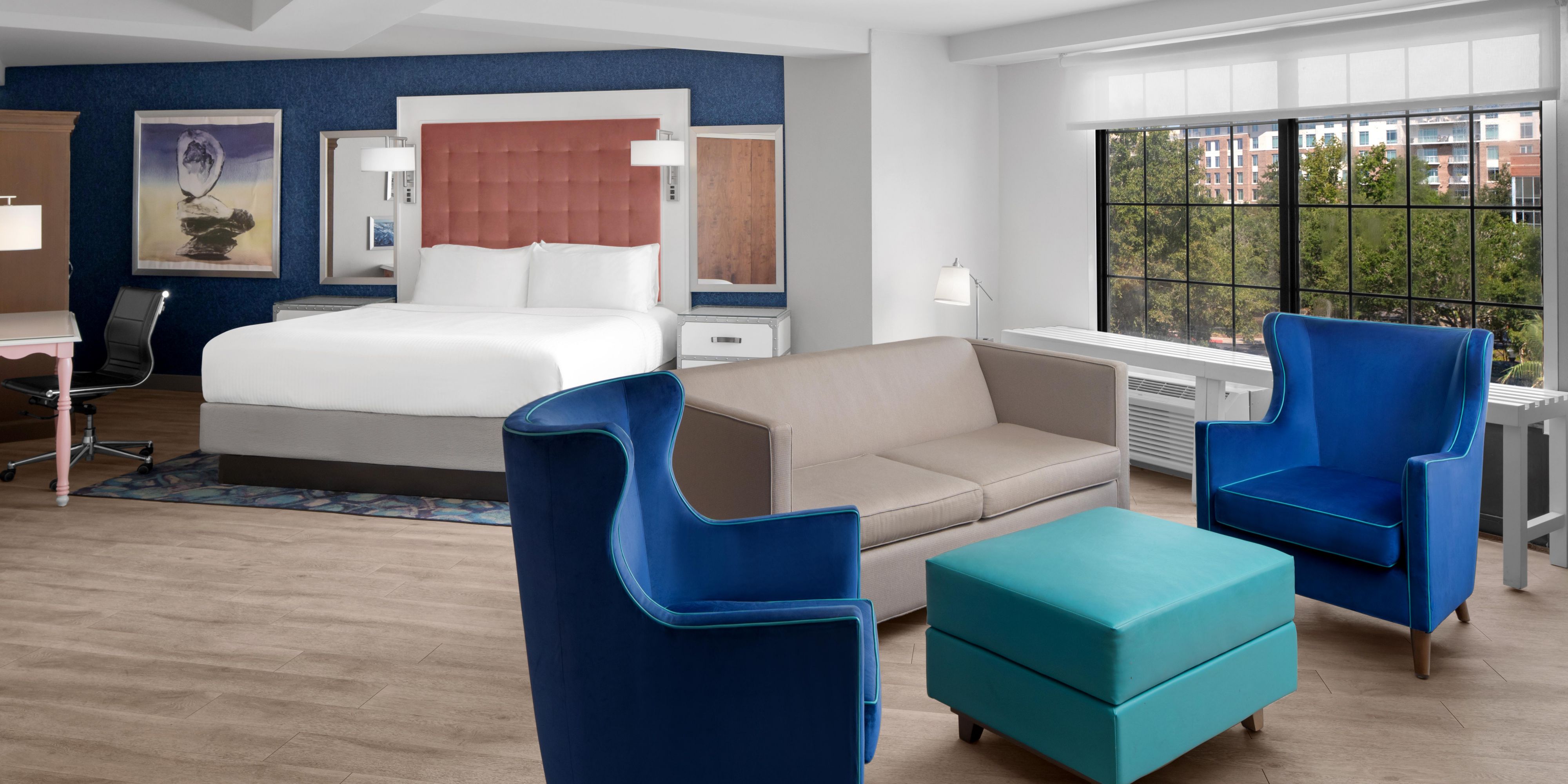 استرخ في جناح كينغ مضاء بنور الشمس للإقامات الأنيقة في تشارلستون.