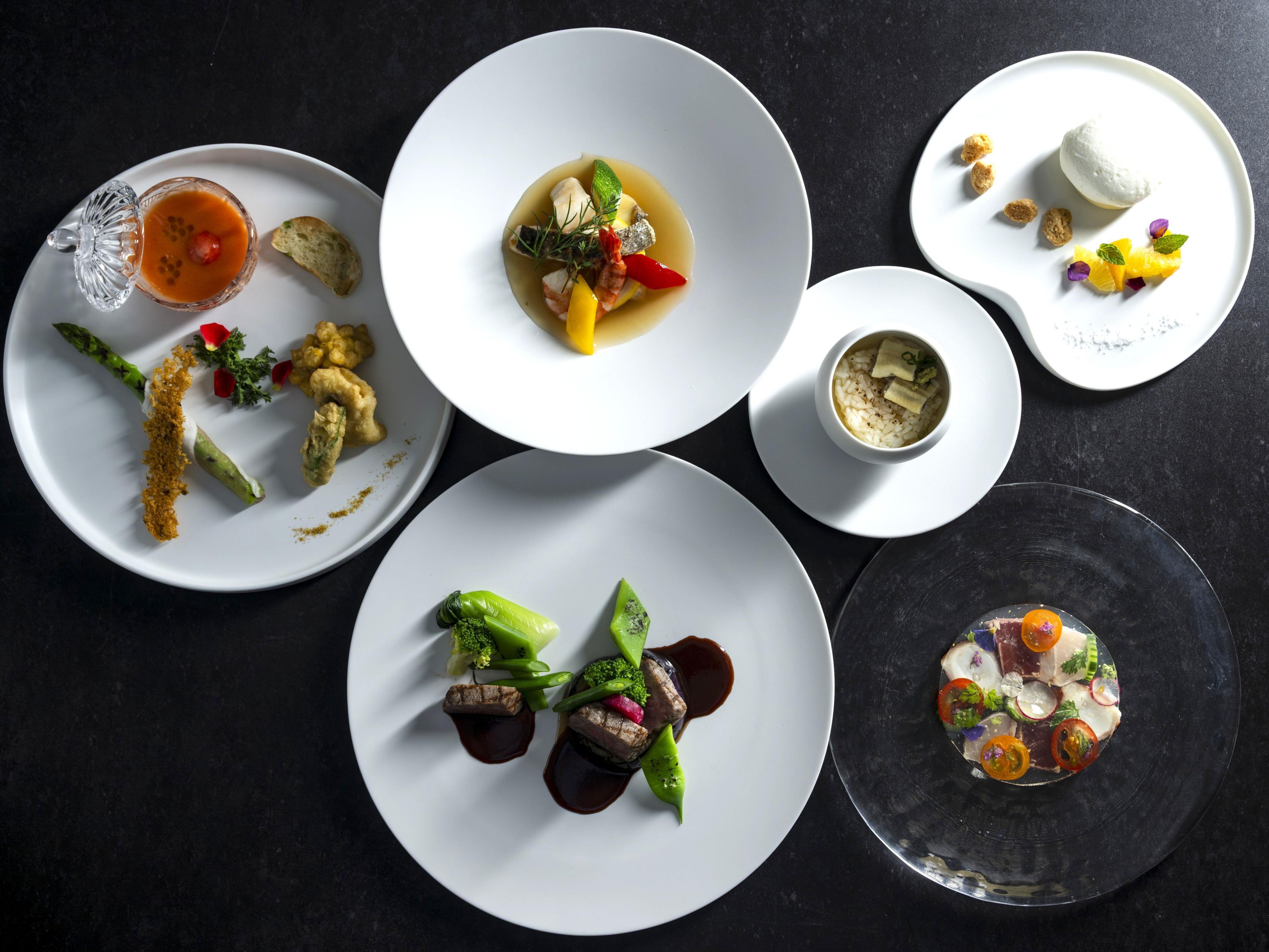 The restaurant’s signature course, Blanche, incorporates ingredients from the neighbourhood, such as seasonal seafood, Nagasaki Wagyu beef, and citrus fruit. Bringing together Nagasaki’s food culture and influences from other cultures, this special dinner course offers a variety of dishes that reflect the chef’s delightful creativity.