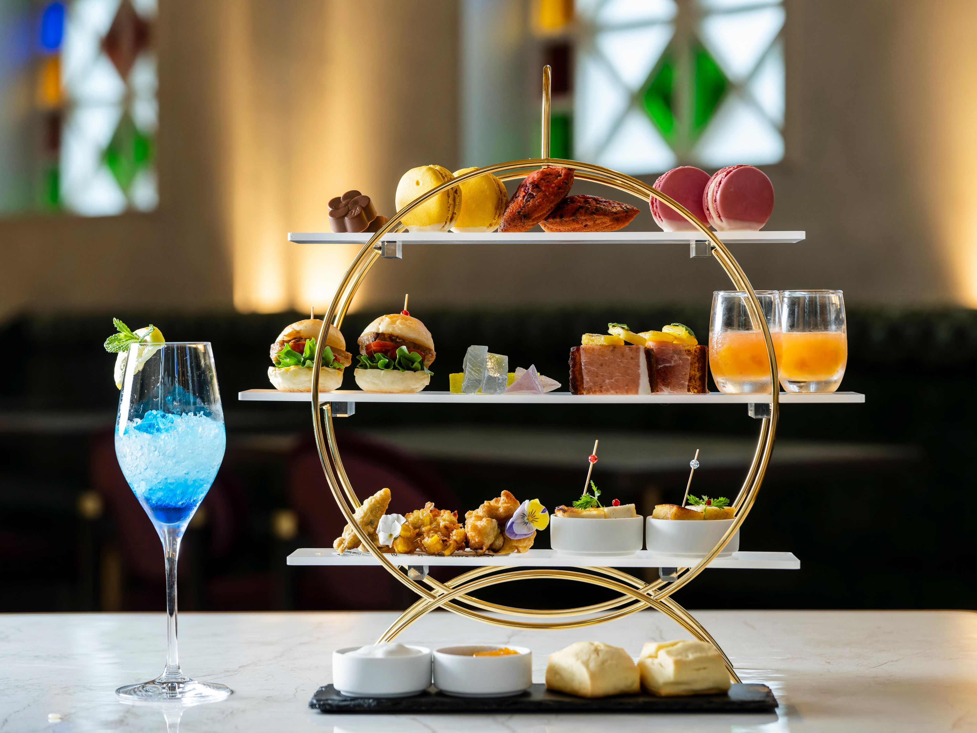 Summer limited collaboration afternoon tea with 'Pierre Hermé Paris' themed around the 'Sugar Road.' Including seven types of sweets like amber sugar resembling cathedral stained glass and Pierre Hermé macarons, as well as four savory items like baked castella with unzen prosciutto and chicken teriyaki slider burgers.