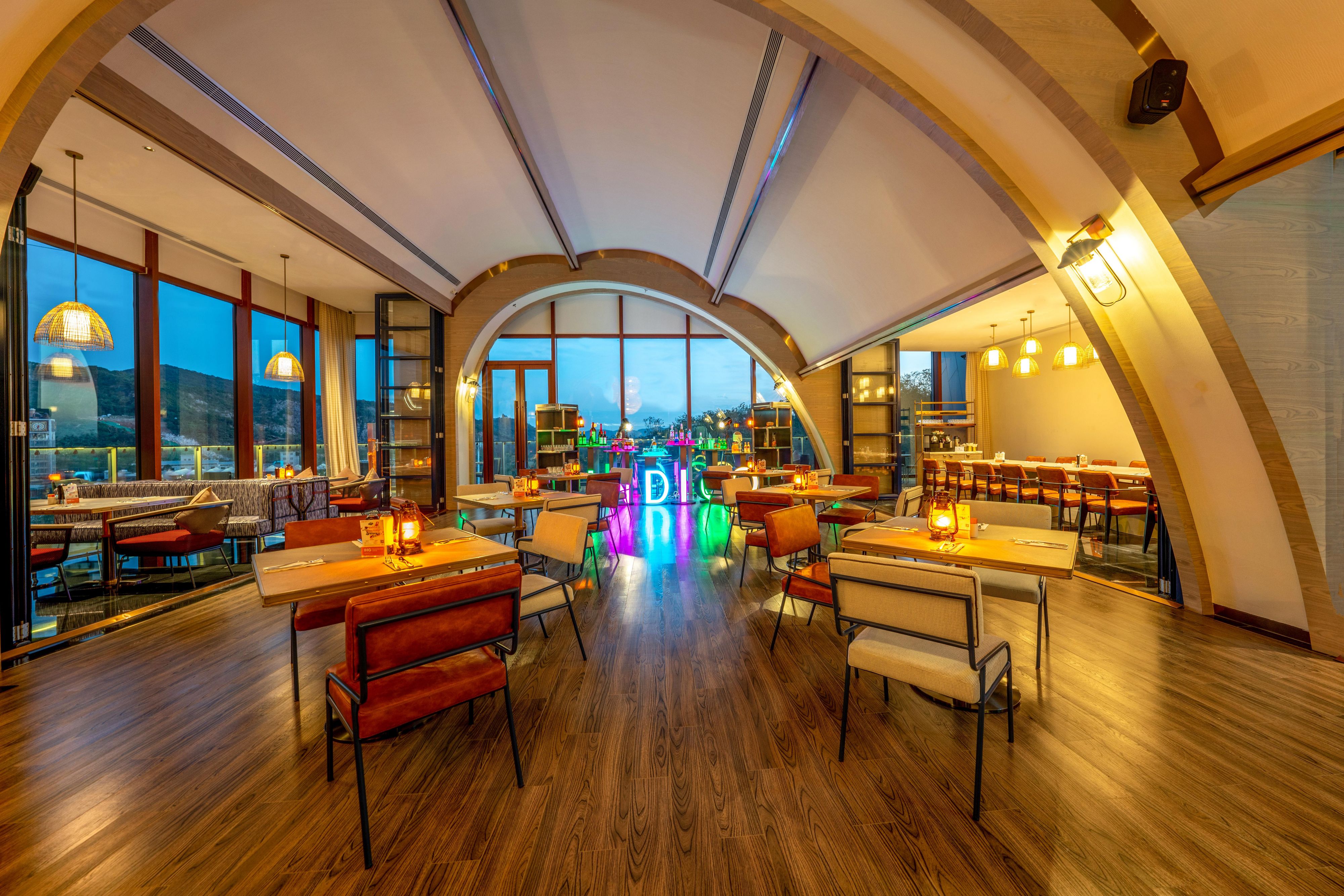 All day dining restaurant, named “MAI”, source from the hotel‘s unique mineral theme design and its unique location in the middle of the mountains. You can feel the pulsation of “food with the sunrise”. “MAI” is more homophonic with “my” (my), my “food” moment.