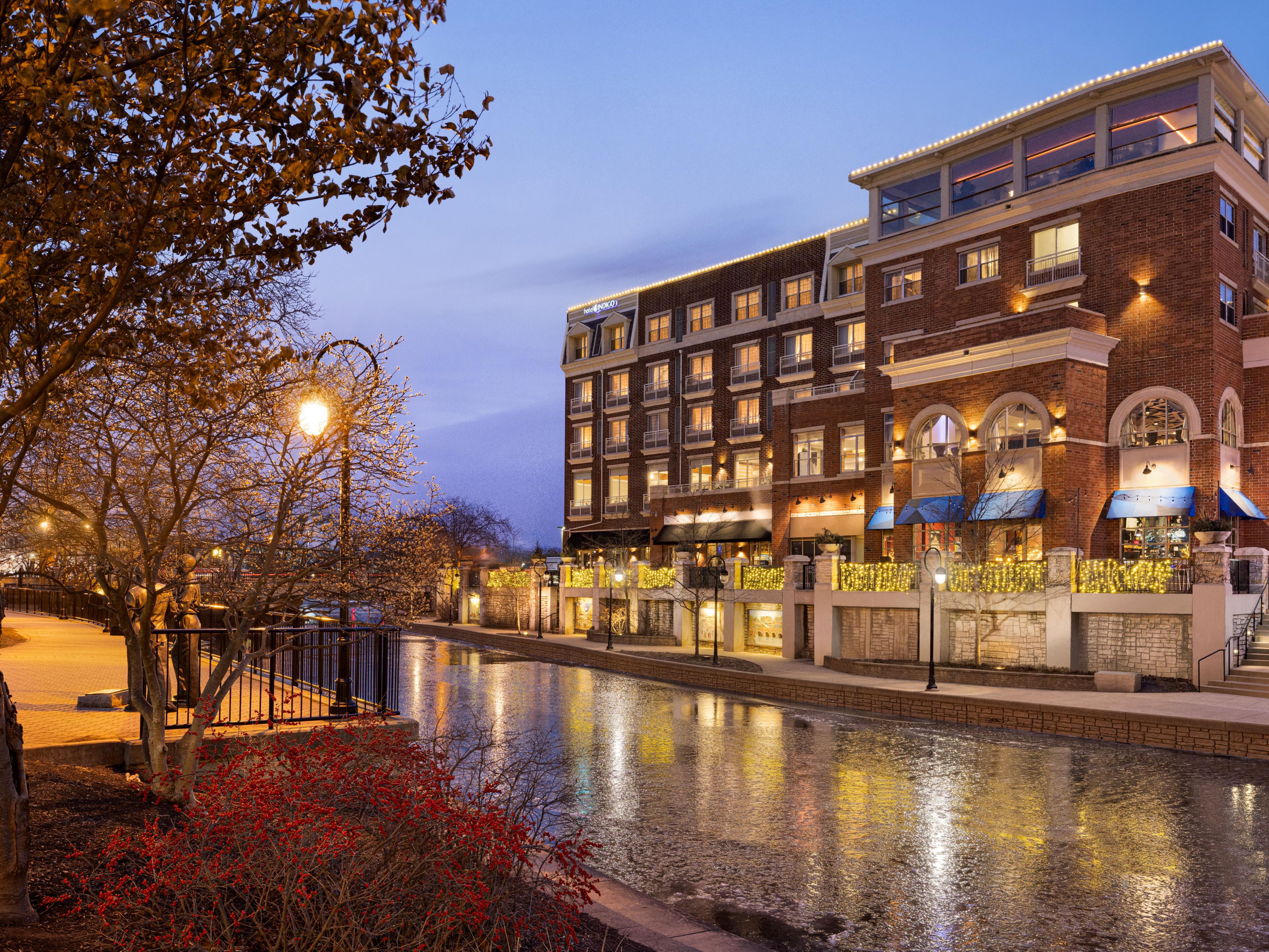 Best hotel to stay few minutes away from Naperville Riverwalk.