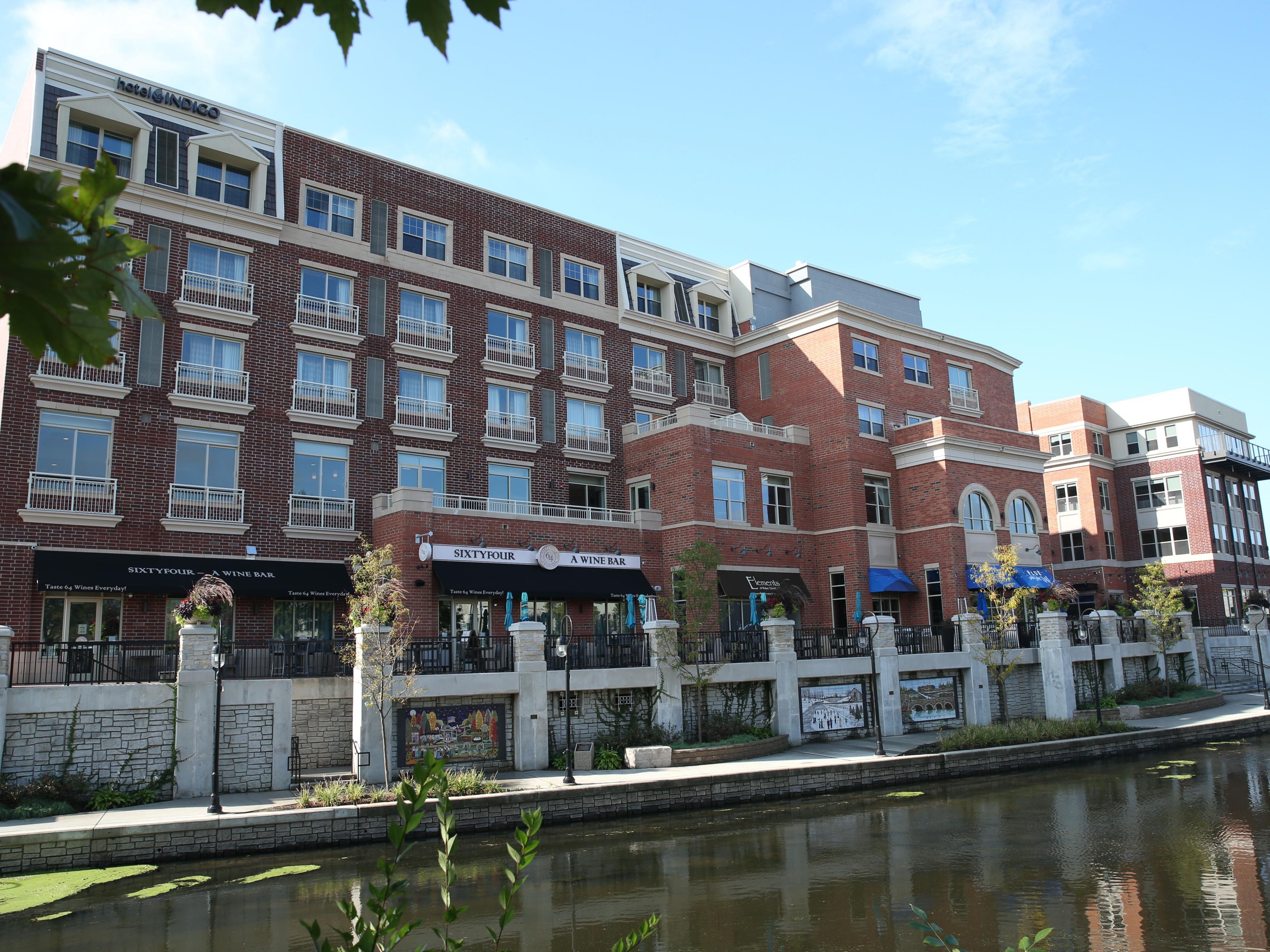 يقع فندق Riverwalk في قلب مدينة Naperville ، وهو يضعك على بعد خطوات من منطقة وسط المدينة الساحرة مع التسوق البوتيكي والمقاهي المريحة ووجهات تناول الطعام المتنوعة. تنزه في Riverwalk ، وهو ممر خلاب على طول نهر DuPage. يضمن موقعنا المتميز أن يكون أفضل ما في المدينة في متناول اليد دائمًا.