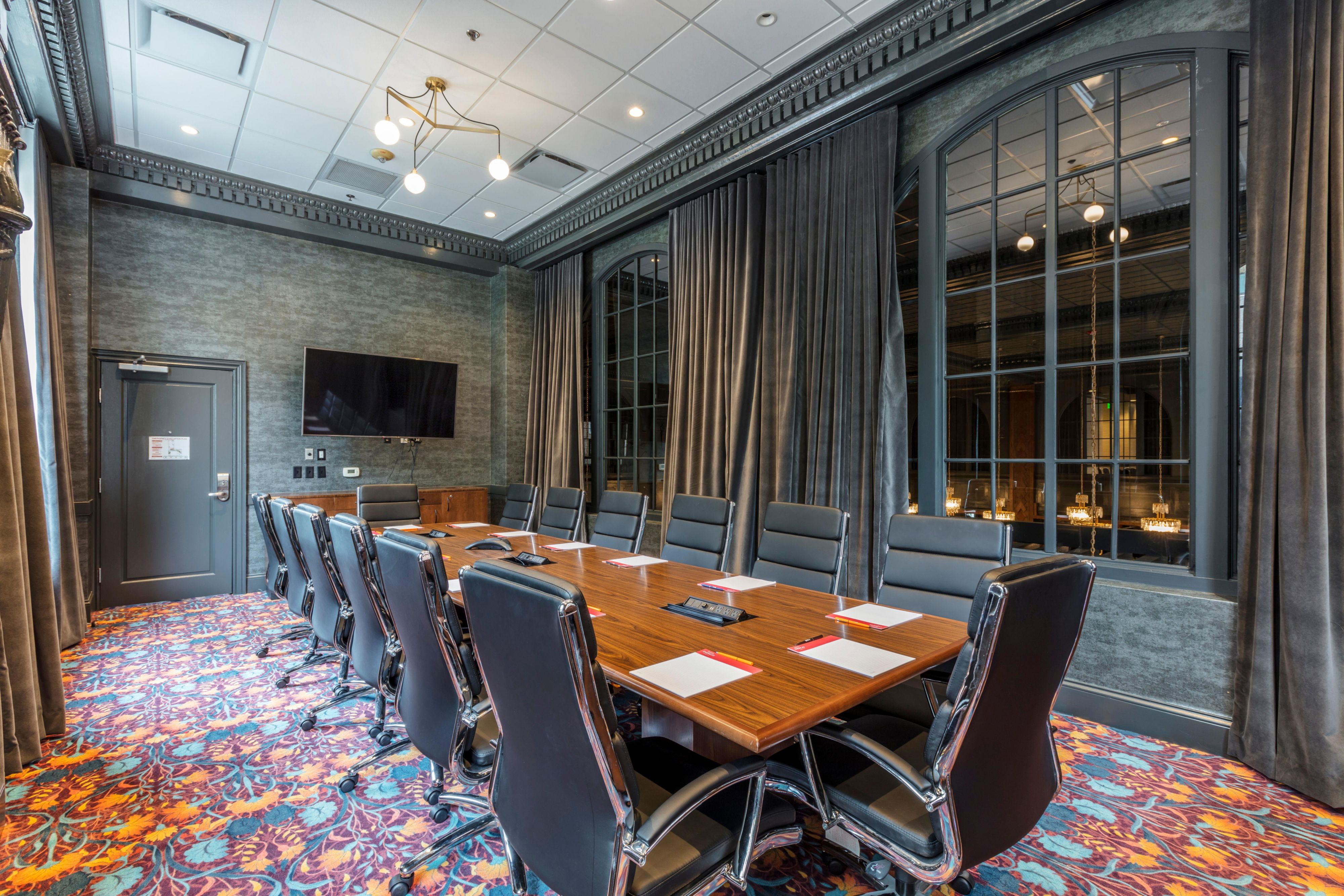Host engaging seminars, business meetings, music industry parties and stunning receptions in our timelessly elegant event space in downtown Nashville. The hotel offers multiple flexible meeting & event options, all with natural light and complimentary Wi-Fi.  Studio C, a historic marble-clad former bank lobby can handle receptions up to 250 people.