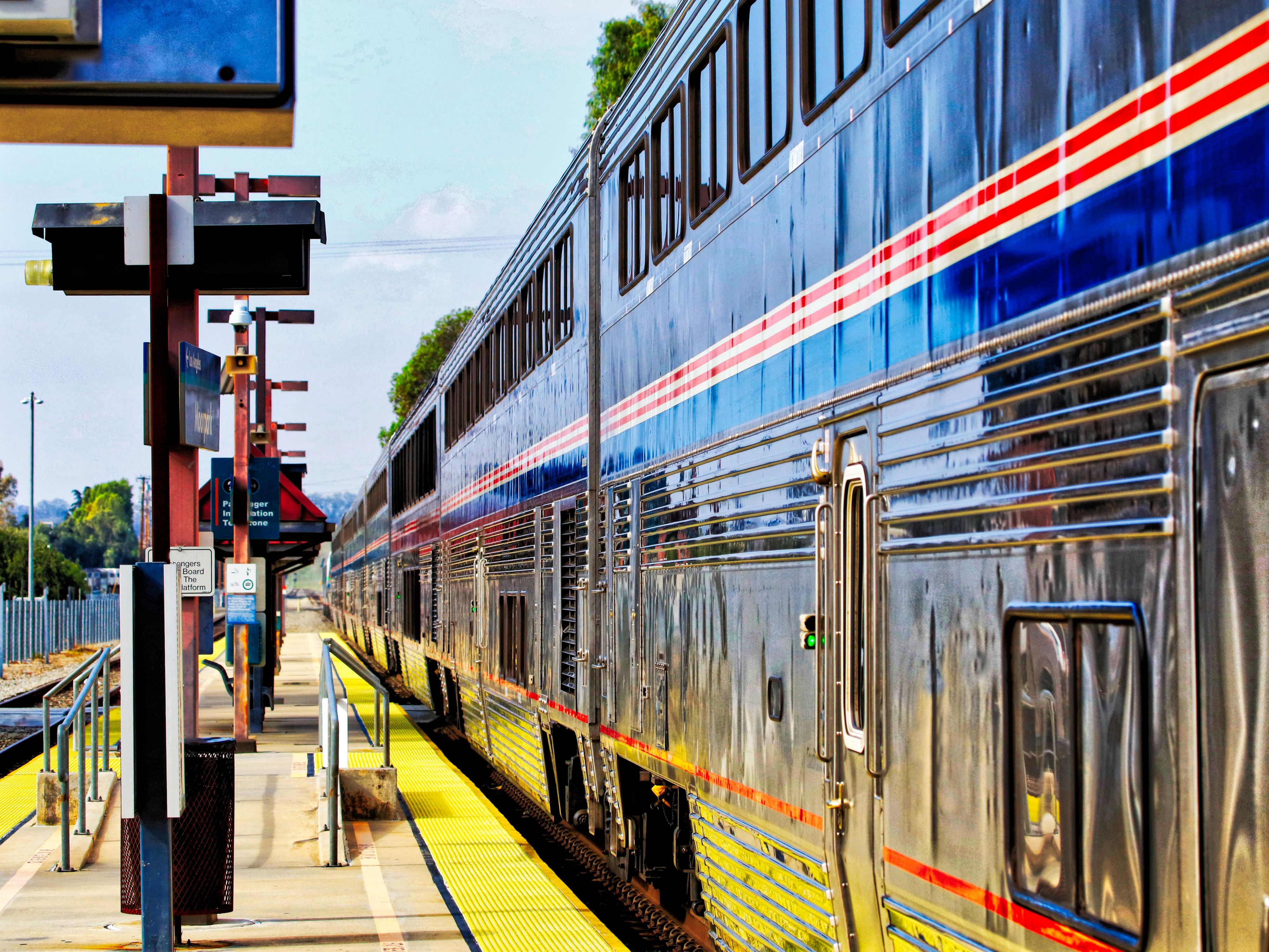 بدءًا من أغسطس 18 ، 2025 ، تربط خدمة Amtrak's Mardi Gras التي تقدم مرتين يوميًا بين Mobile و AL بنيو أورلينز مع توقف في Bay St. Louis و Gulfport و Biloxi و Pascagoula. استمتع خدمة واي فاي مجانية وأجرة المقهى ومساحة إضافية للساقين وخيارات للحيوانات الأليفة وحقائب الجولف. بمجرد وصولك ، أنت على بعد دقائق فقط من فندق إنديغو نيو أورلينز ، قاعدتك المنزلية الأنيقة.