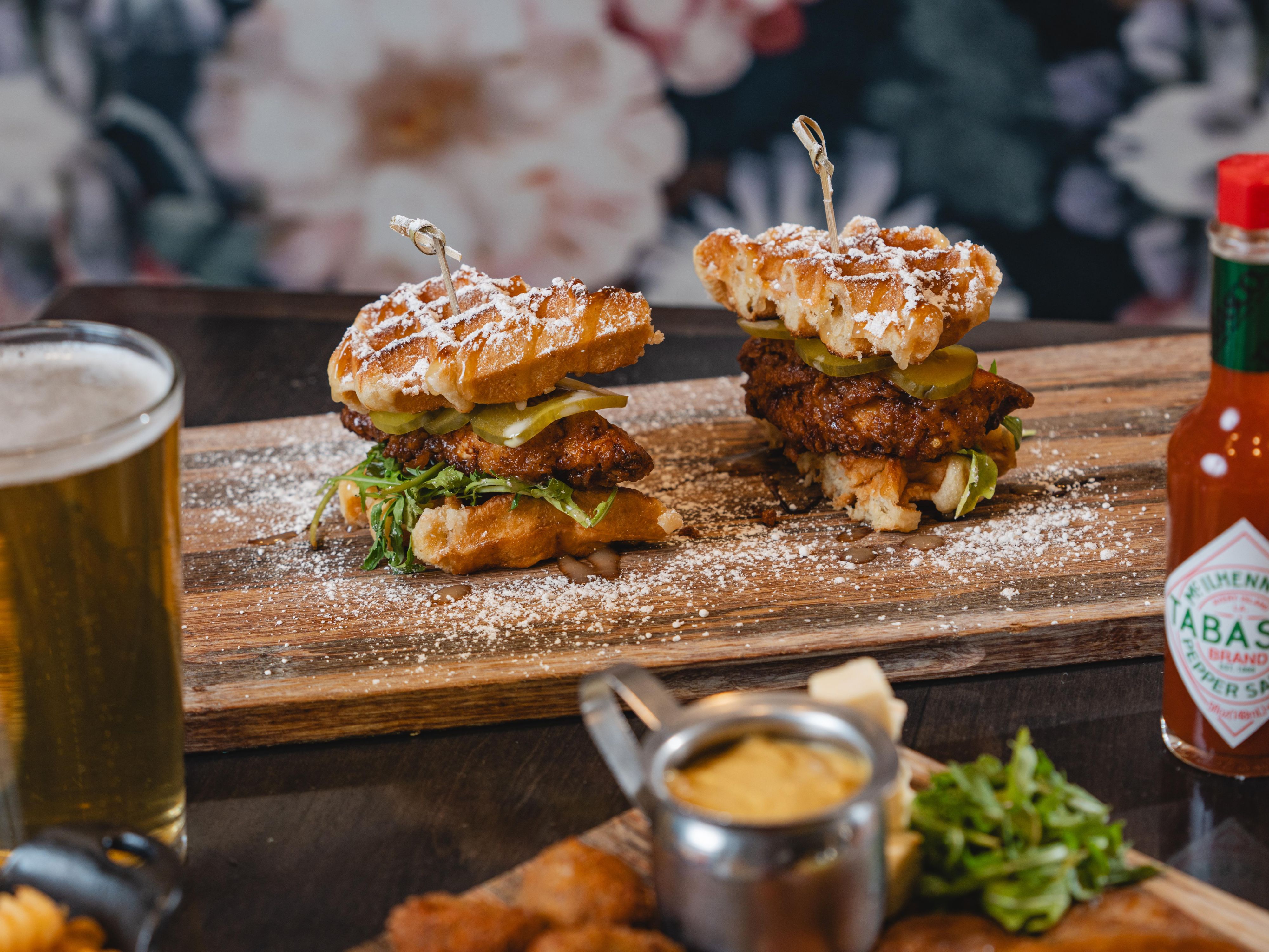 Saboreie nosso sanduíche de Frango Frito com Waffle no Comum Interesse.